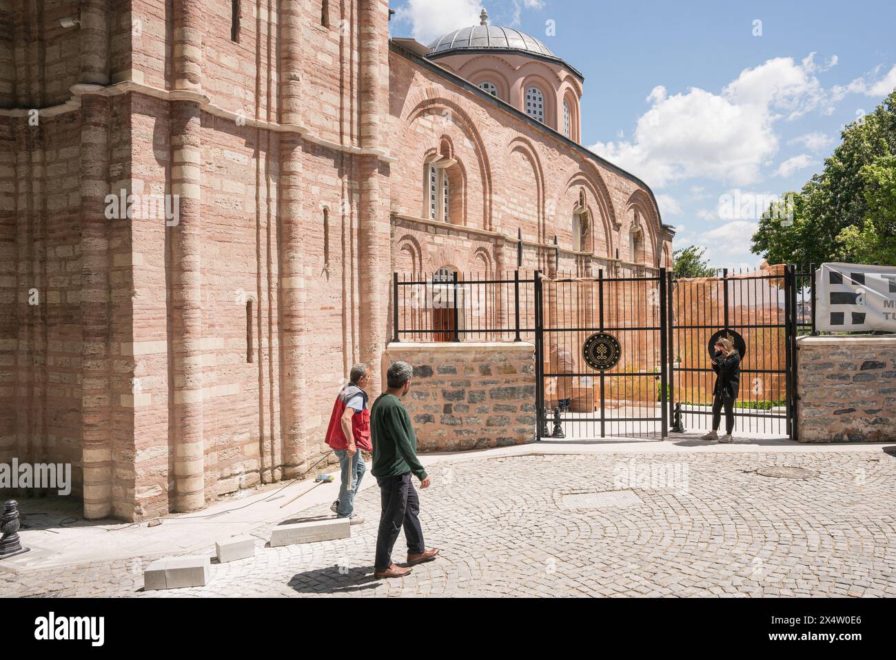 Istanbul, Turchia, 5 maggio 2024, la Moschea Kariye, situata nel quartiere Edirnekapi del distretto di Fatih a Istanbul, è aperta al culto musulmano. Originariamente costruita come chiesa bizantina conosciuta come Chiesa di Chora o Chiesa del Santo Salvatore a Chora, fu convertita in moschea nel XVI secolo, durante l'era ottomana. Nel 1945 fu trasformato in un museo, ma nel 2020 il presidente turco Recep Tayyip Erdogan la trasformò nuovamente in una moschea. È conosciuta per i suoi mosaici e affreschi bizantini. Crediti: Ingrid Woudwijk/Alamy Live News Foto Stock