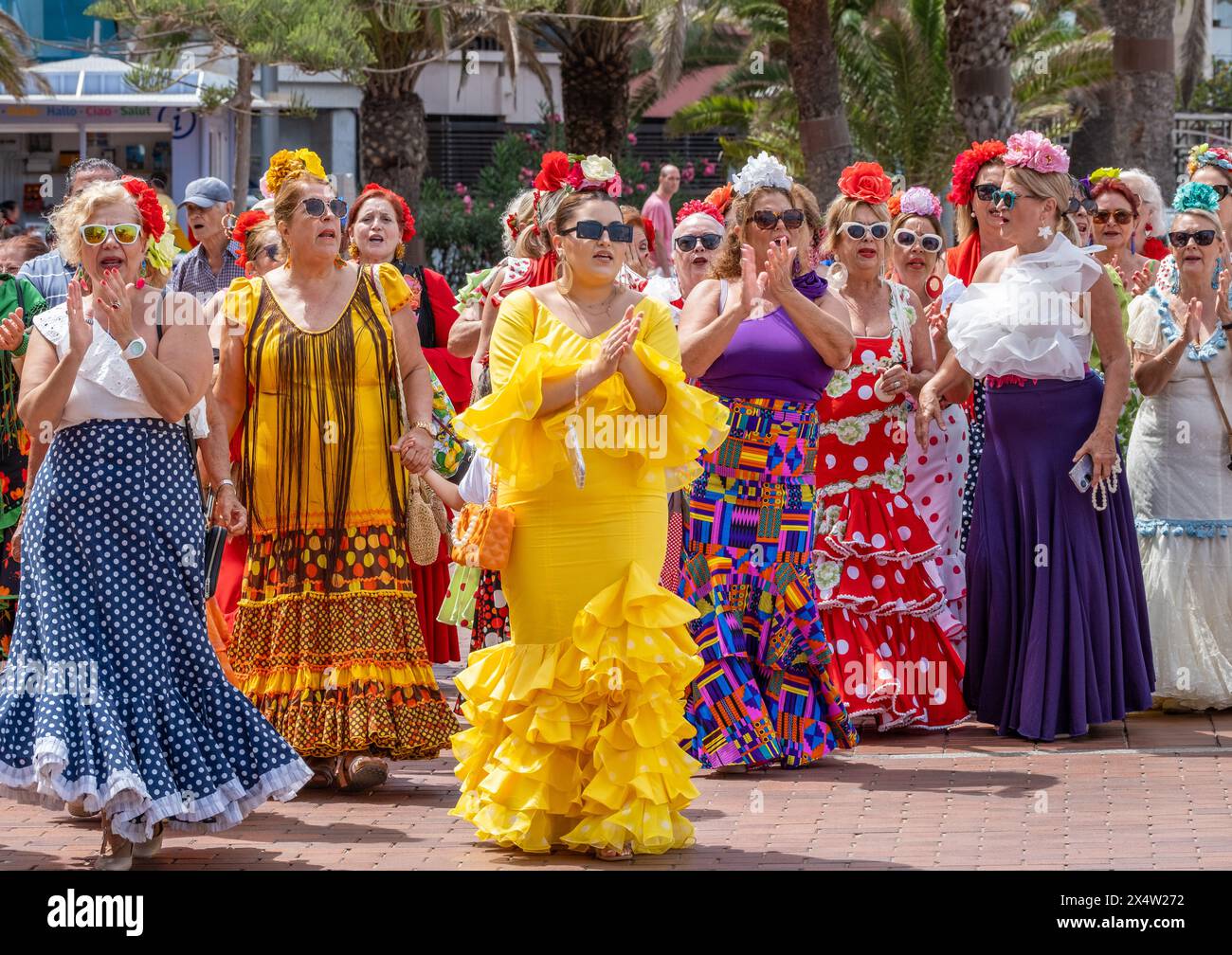 Gran Canaria, Isole Canarie, Spagna, 5 maggio 2024. Ballerini di flamenco alla Feria de Abril sfilata del fine settimana lungo il viale della spiaggia della città a Las Palmas. Crediti: Alan Dawson/Alamy Live News. Foto Stock