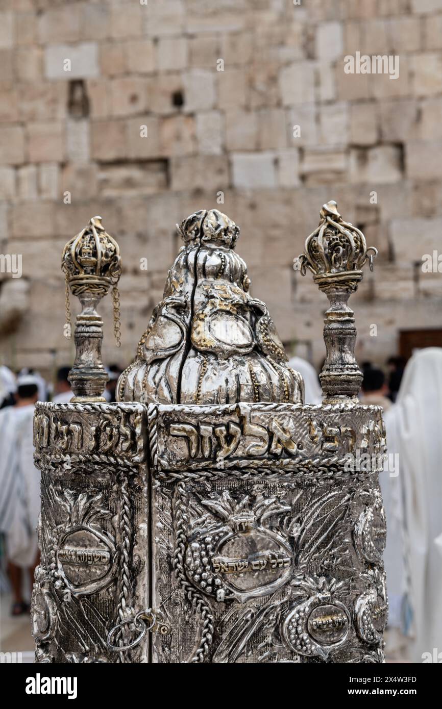 Una corona decorativa in argento che adorna la cassa in stile sefardita che tiene il rotolo della Torah che viene letto durante i servizi di preghiera ebraici in Occidente Foto Stock