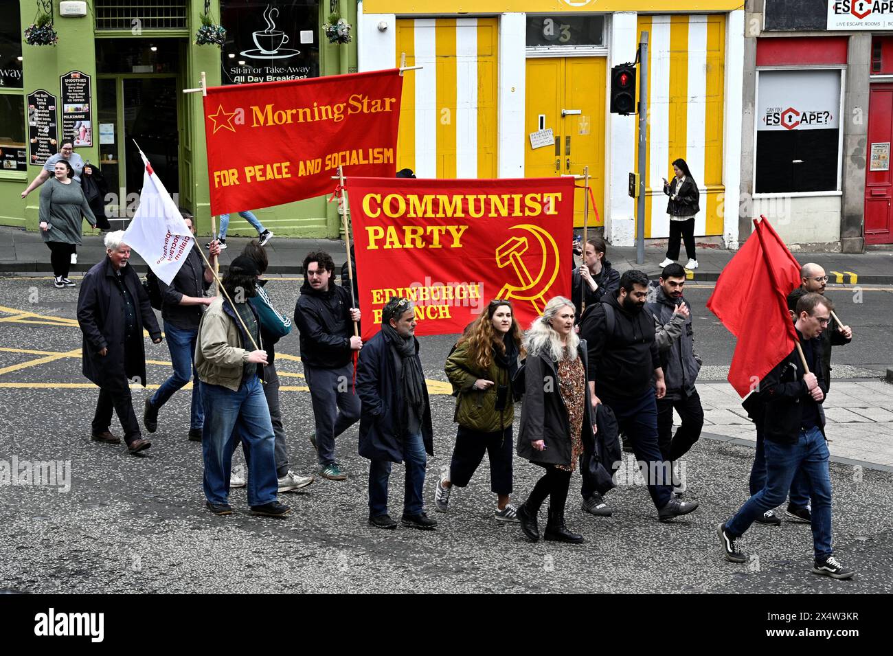 Edimburgo, Scozia, Regno Unito. 5 maggio 2024. La marcia annuale del giorno di maggio di Edimburgo e Lothians, che inizia a Johnston Terrace, poi si sposta lungo il Royal Mile fino al Pleasance, dove si svolgono manifestazioni, musica e bancarelle con vari gruppi di attivisti presenti. Ramo di Edimburgo del Partito Comunista. Crediti: Craig Brown/Alamy Live News Foto Stock