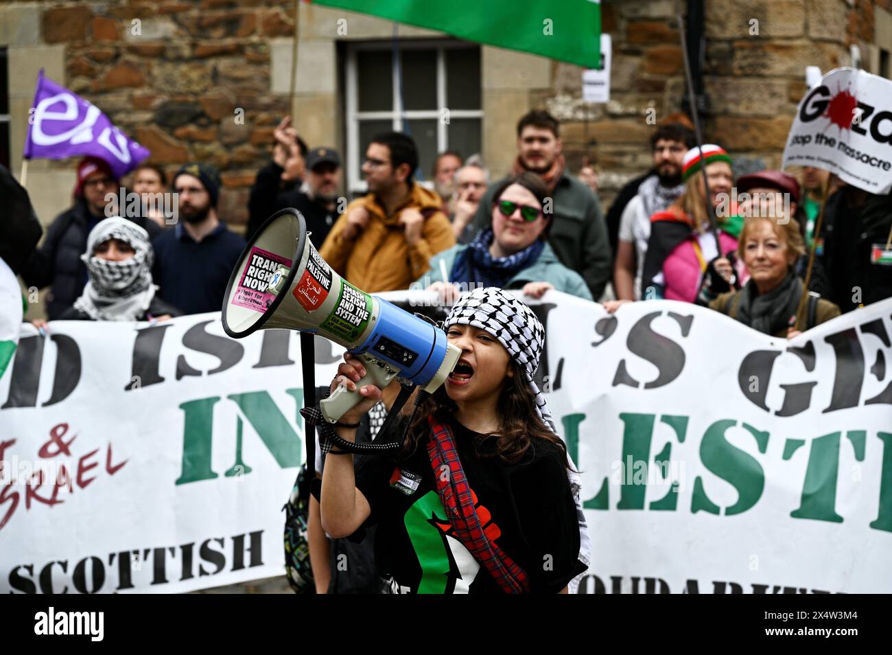 Edimburgo, Scozia, Regno Unito. 5 maggio 2024. La marcia annuale del giorno di maggio di Edimburgo e Lothians, che inizia a Johnston Terrace, poi si sposta lungo il Royal Mile fino al Pleasance, dove si svolgono manifestazioni, musica e bancarelle con vari gruppi di attivisti presenti. Giovane con il sonaiolo al Pro Palestine Pleasance Rally. Crediti: Craig Brown/Alamy Live News Foto Stock