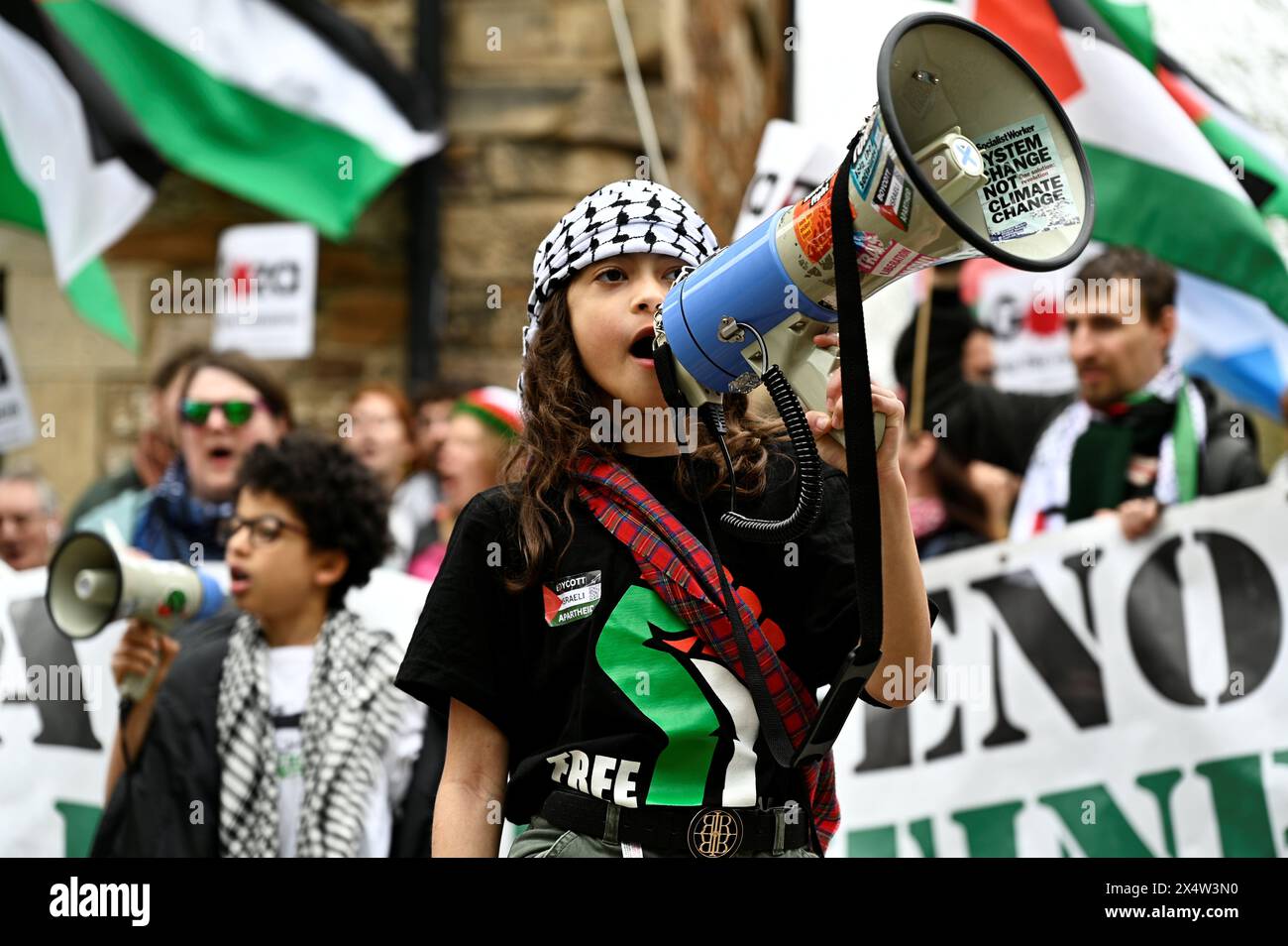 Edimburgo, Scozia, Regno Unito. 5 maggio 2024. La marcia annuale del giorno di maggio di Edimburgo e Lothians, che inizia a Johnston Terrace, poi si sposta lungo il Royal Mile fino al Pleasance, dove si svolgono manifestazioni, musica e bancarelle con vari gruppi di attivisti presenti. Giovane con il sonaiolo al Pro Palestine Pleasance Rally. Crediti: Craig Brown/Alamy Live News Foto Stock