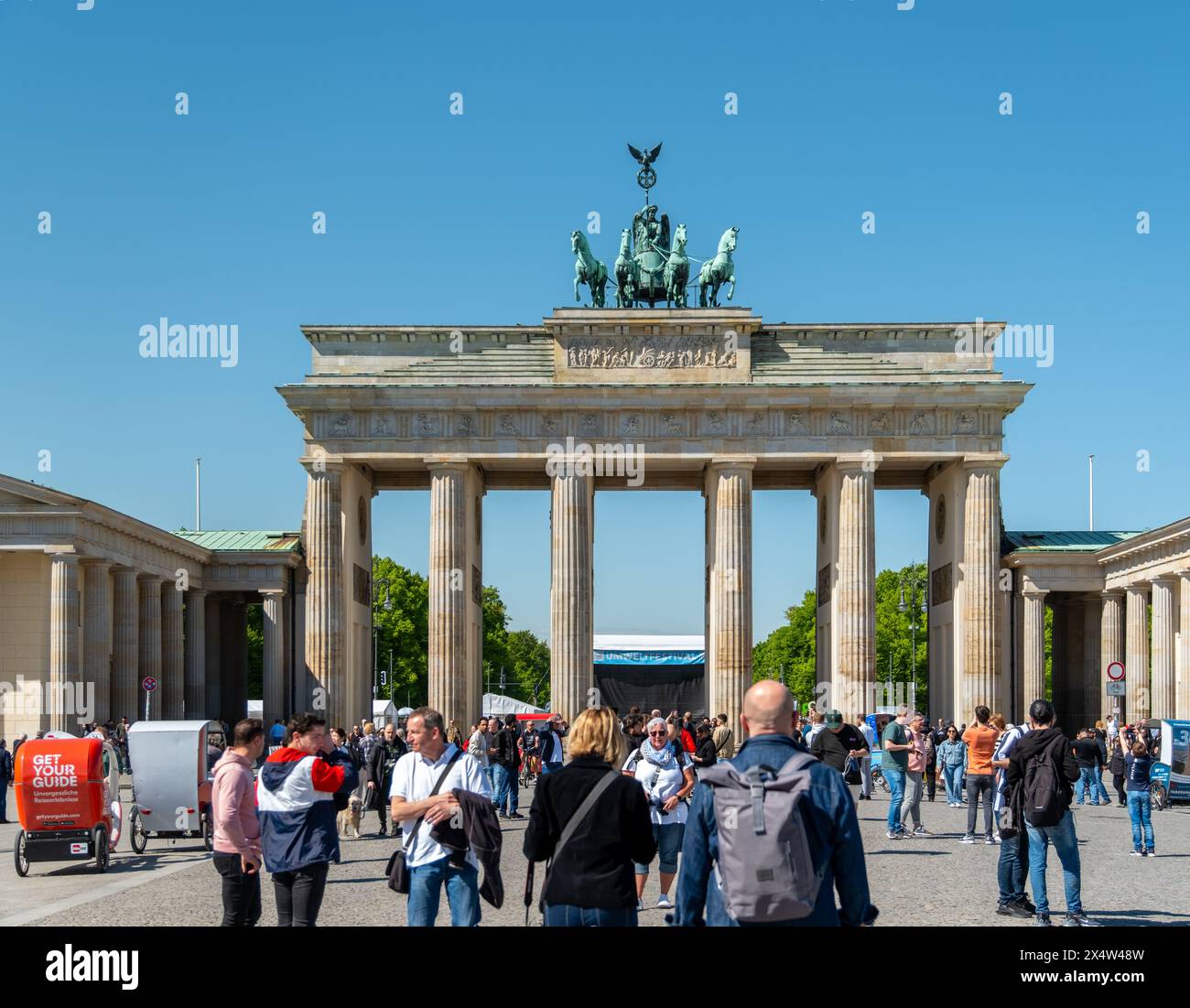 Berlino, Germania, 04.26.2024: Immagine in megapixel della famosa porta di Brandeburgo (Brandenburger Tor) a Berlino, Germania. Un simbolo di Deutschland. Foto Stock