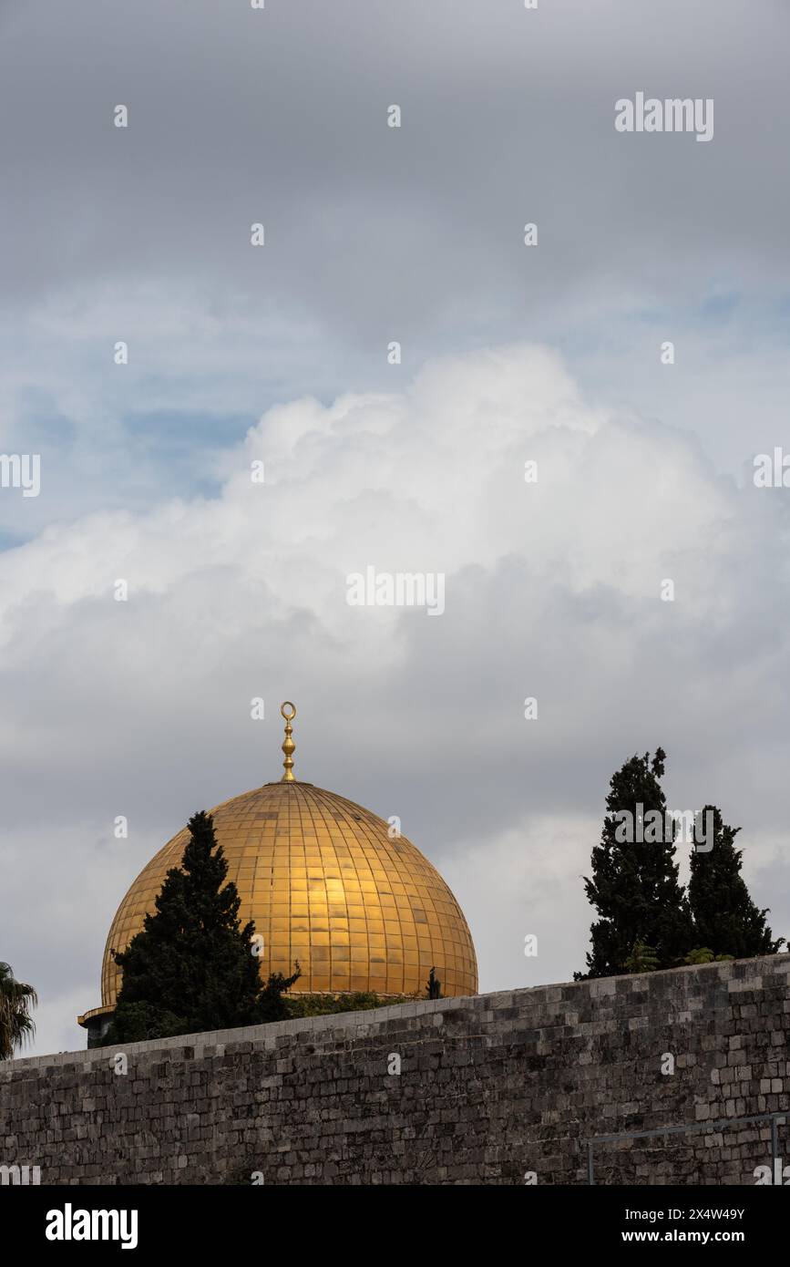 Il sacro santuario dorato della Cupola della roccia nel complesso della moschea al-Aqsa sul Monte del Tempio o Haram al-Sharif nella città vecchia di Gerusalemme, Israele. Foto Stock