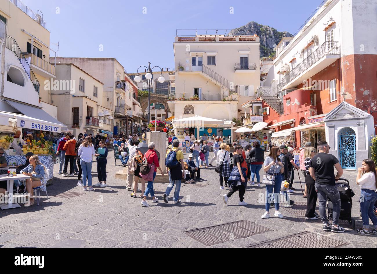 Capri Italia, scena di strada a Marina grande, città di Capri in una giornata primaverile con sole, cielo azzurro e gente, isola di Capri, Italia Europa Foto Stock