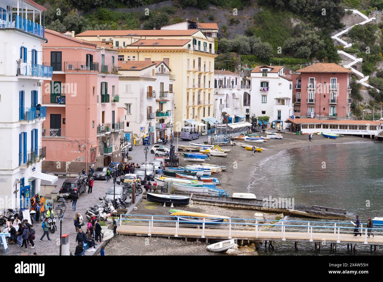 Porto di Sorrento e spiaggia di Sorrento, un piccolo porto sul Golfo di Napoli con barche ed edifici colorati; Sorrento, Campania, Italia e Europa Foto Stock