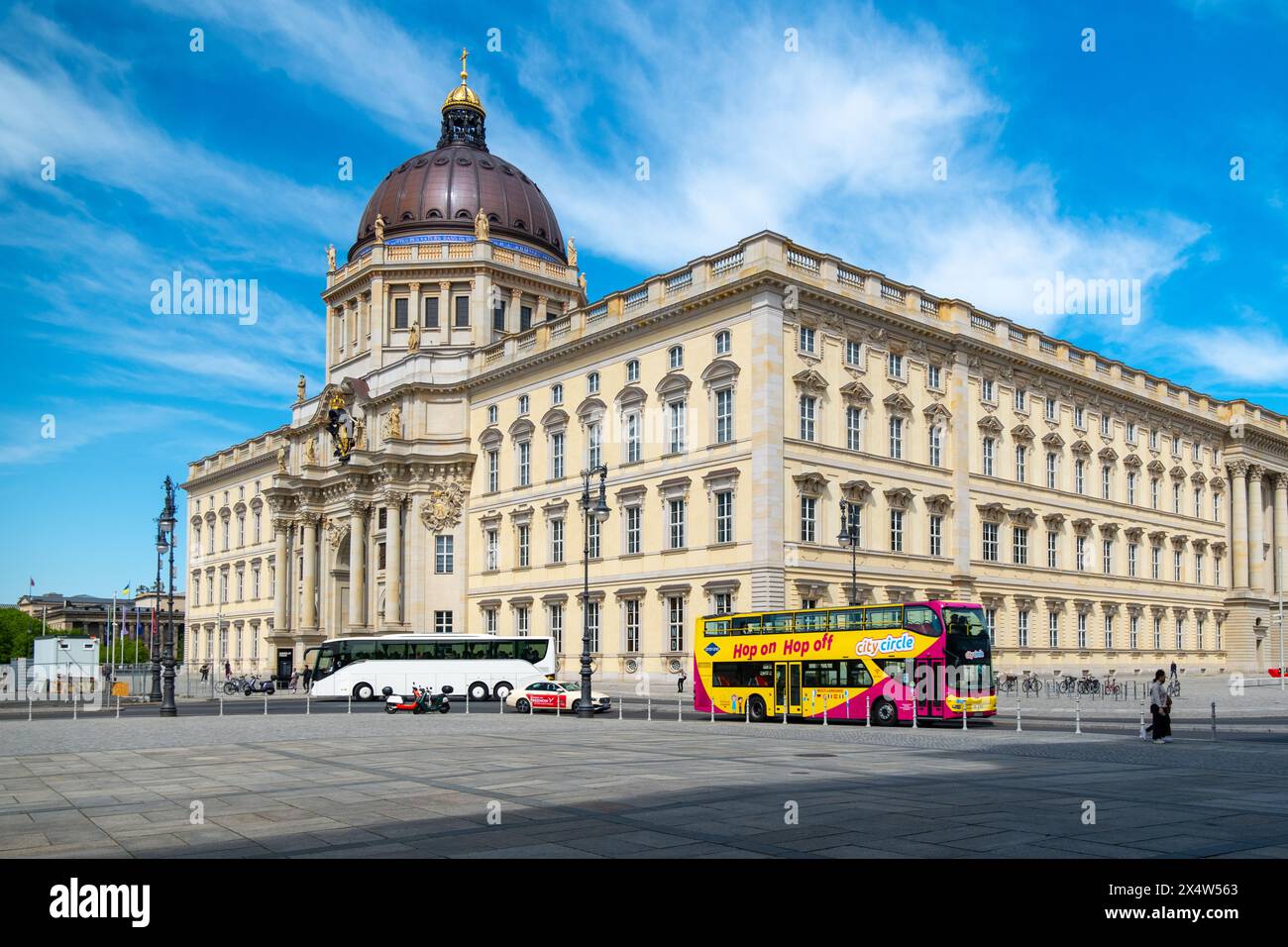 Berlino, Germania - aprile 2024: Il magnifico Castello reale (Berliner Schloss) e l'Humboldt Forum si crogiolano nel pomeriggio. Foto Stock