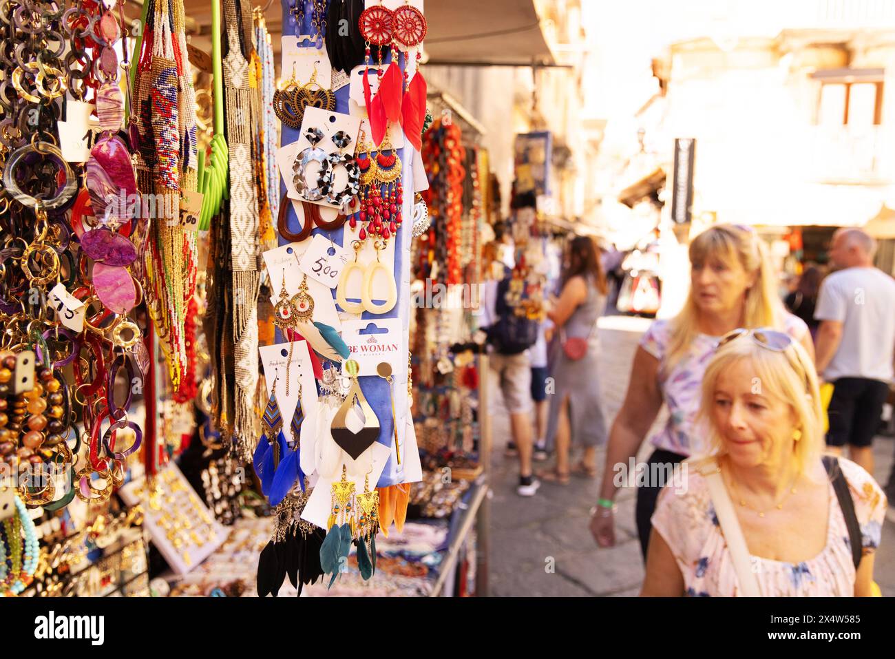 Sorrento Italia; donne che acquistano regali in una stradina di Sorrento, Campania Italia in estate. Shopping a Sorrento, vacanza a Sorrento. Foto Stock