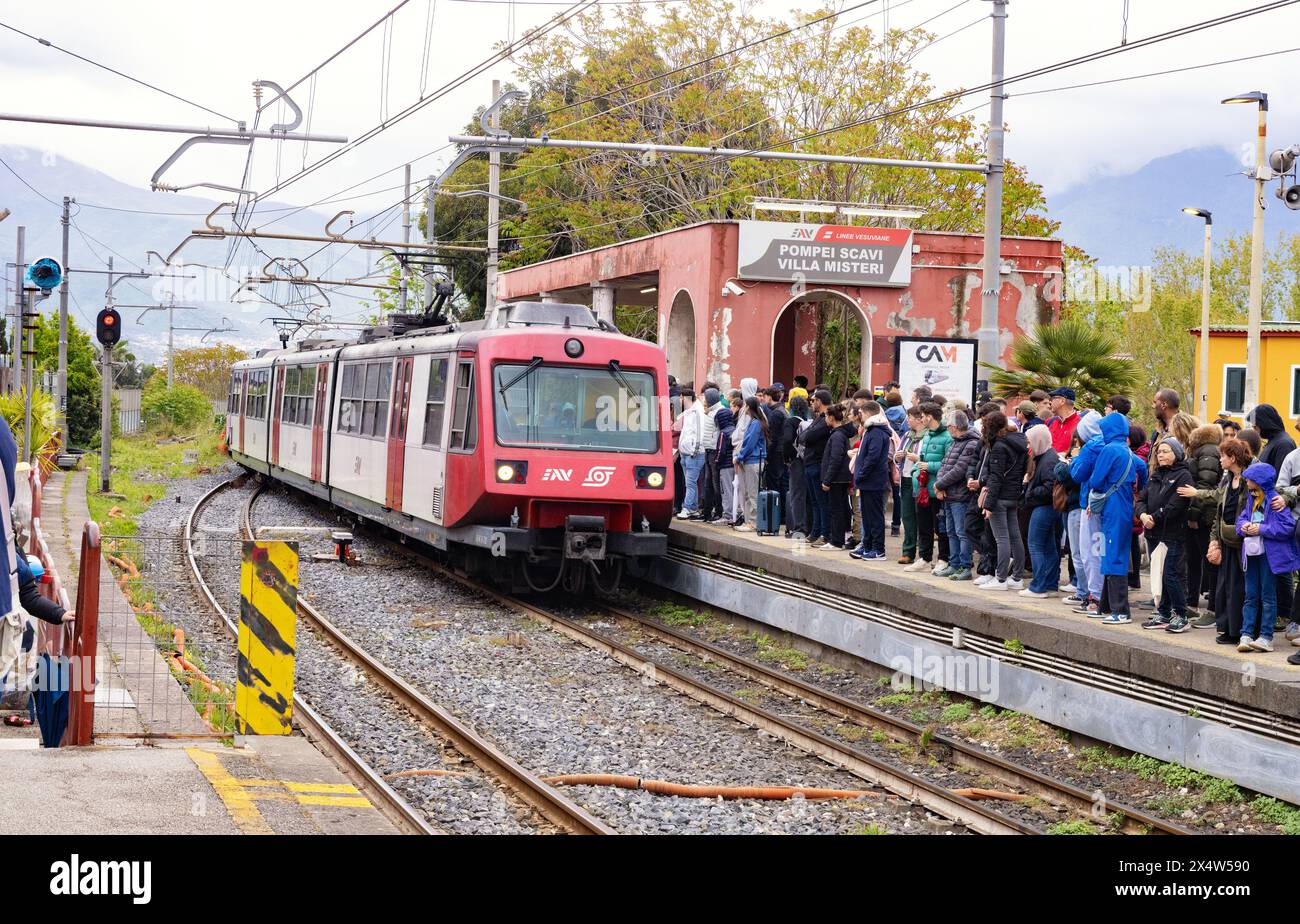 Treno Italia - il treno locale da Sorrente arriva alla stazione di Pompei scavi , dove vi aspettano folle per recarvi a Napoli; stazione di Pompei, Italia Europa Foto Stock