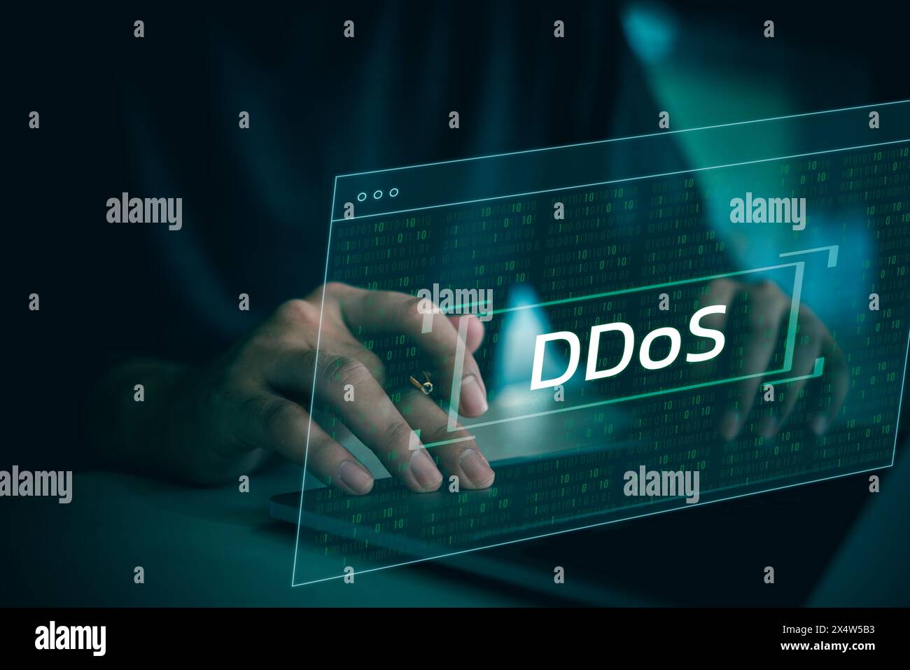 Una persona sta scrivendo su un notebook con la parola DDoS sullo schermo. Concetto di urgenza e importanza, poiché la persona sta probabilmente lavorando su un'attività critica Foto Stock