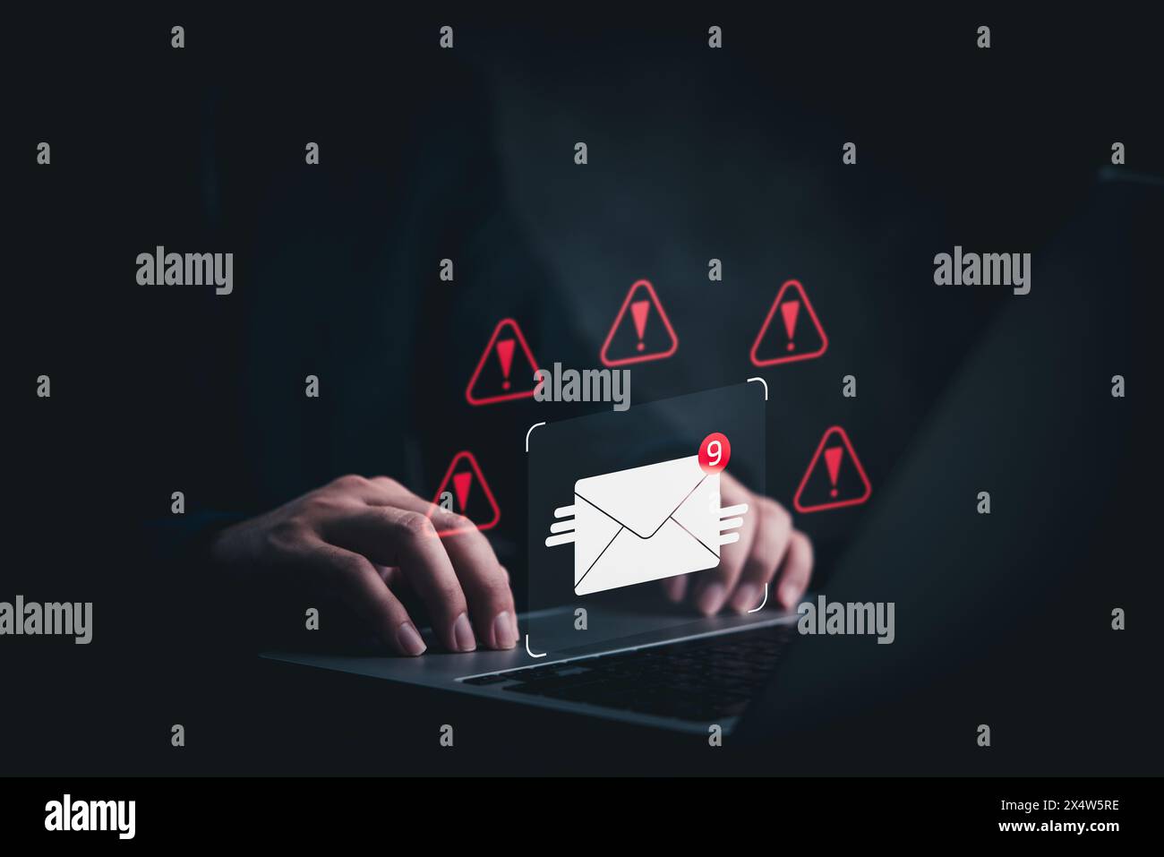 attacco informatico aziendale, con hacker di posta elettronica. avvisi su potenziali virus, truffe e-mail spam. minaccia i crimini informatici e la tecnologia dei messaggi Foto Stock