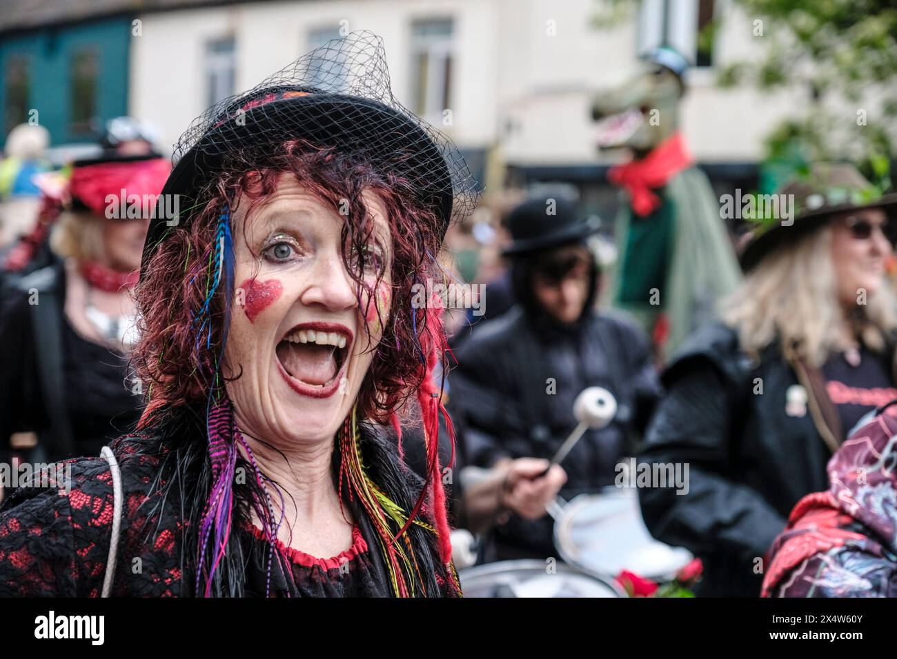 Glastonbury, Regno Unito. 5 maggio 2024. May Fayre e la processione dei Draghi fanno parte di una settimana di celebrazioni per celebrare Beltane e il May Day. Il festival affonda le sue radici nei primi festeggiamenti stagionali gaelici, si adatta bene alla comunità New Age che questa piccola città del Somerset attrae. Crediti: JMF News/Alamy Live News Foto Stock