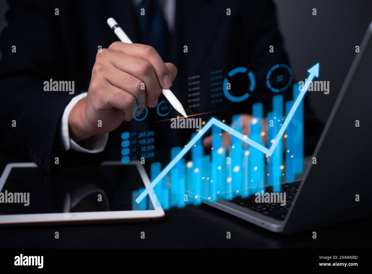Grafico di analisi dei dati e grafico investimento e concetto di marketing. Uomo d'affari che analizza le tendenze dei mercati finanziari sull'interfaccia digitale. Foto Stock