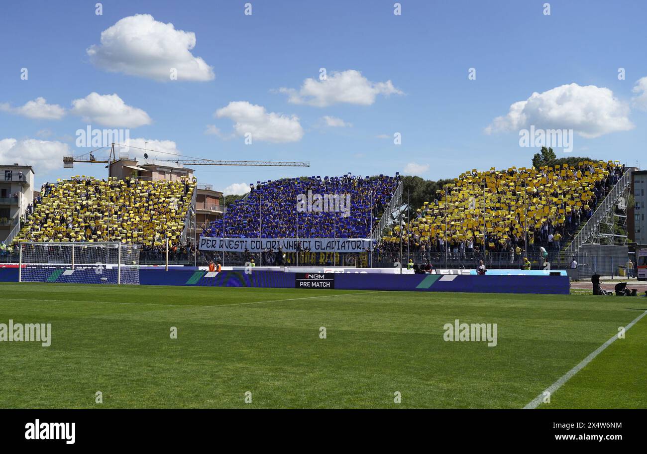 Firenze, Italia. 5 maggio 2024. Tifosi coreografici di Frosinone durante la partita di calcio di serie A tra Empoli e Frosinone allo Stadio Empoli di Empoli (FI), centro Italia - sabato 05 maggio 2024. Sport - calcio (foto di Marco Bucco/la Presse) credito: LaPresse/Alamy Live News Foto Stock