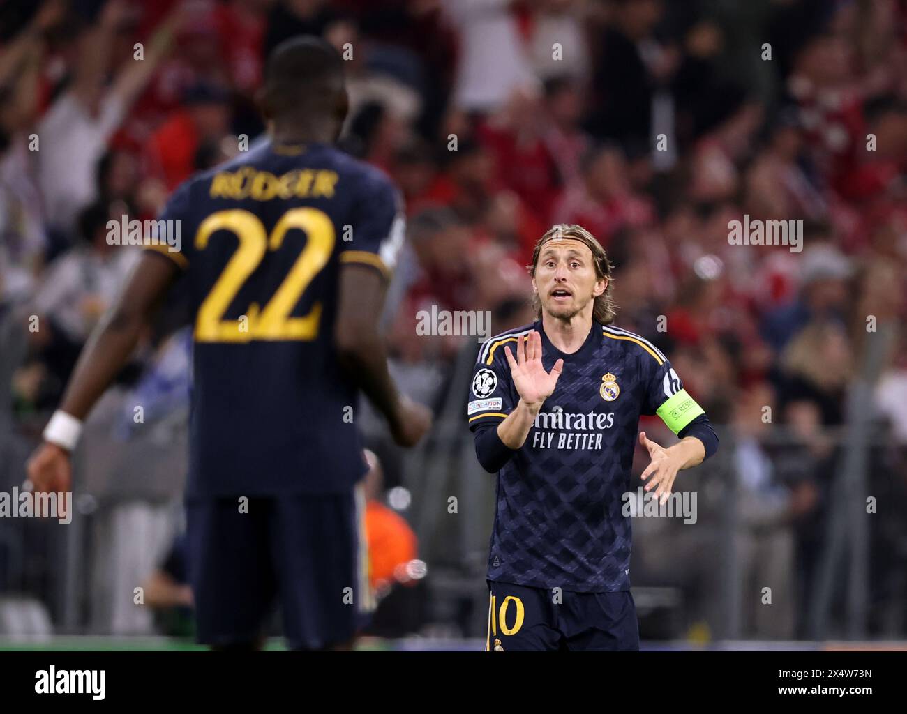 MONACO DI BAVIERA, GERMANIA - APRILE 30: Luka Modric del Real Madrid dà istruzioni alla sua squadra durante la semifinale di UEFA Champions League contro il Bayern München e il Real Madrid all'Allianz Arena il 30 aprile 2024 a Monaco, Germania. © diebilderwelt / Alamy Stock Foto Stock