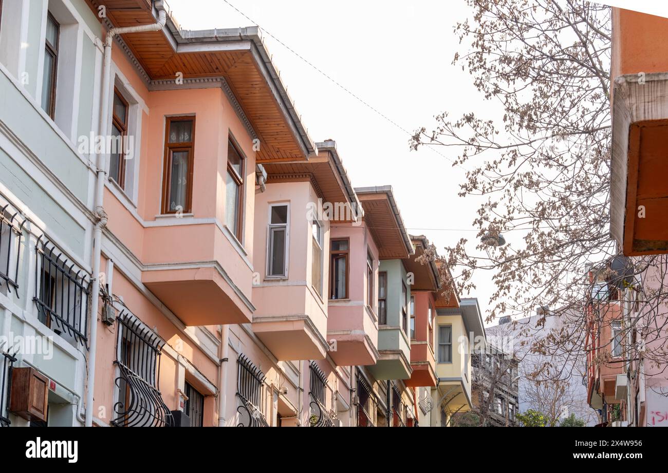 Case storiche nel quartiere Balat di Istanbul, con colori vivaci e architettura tradizionale. Perfetto per turismo e patrimonio culturale Foto Stock
