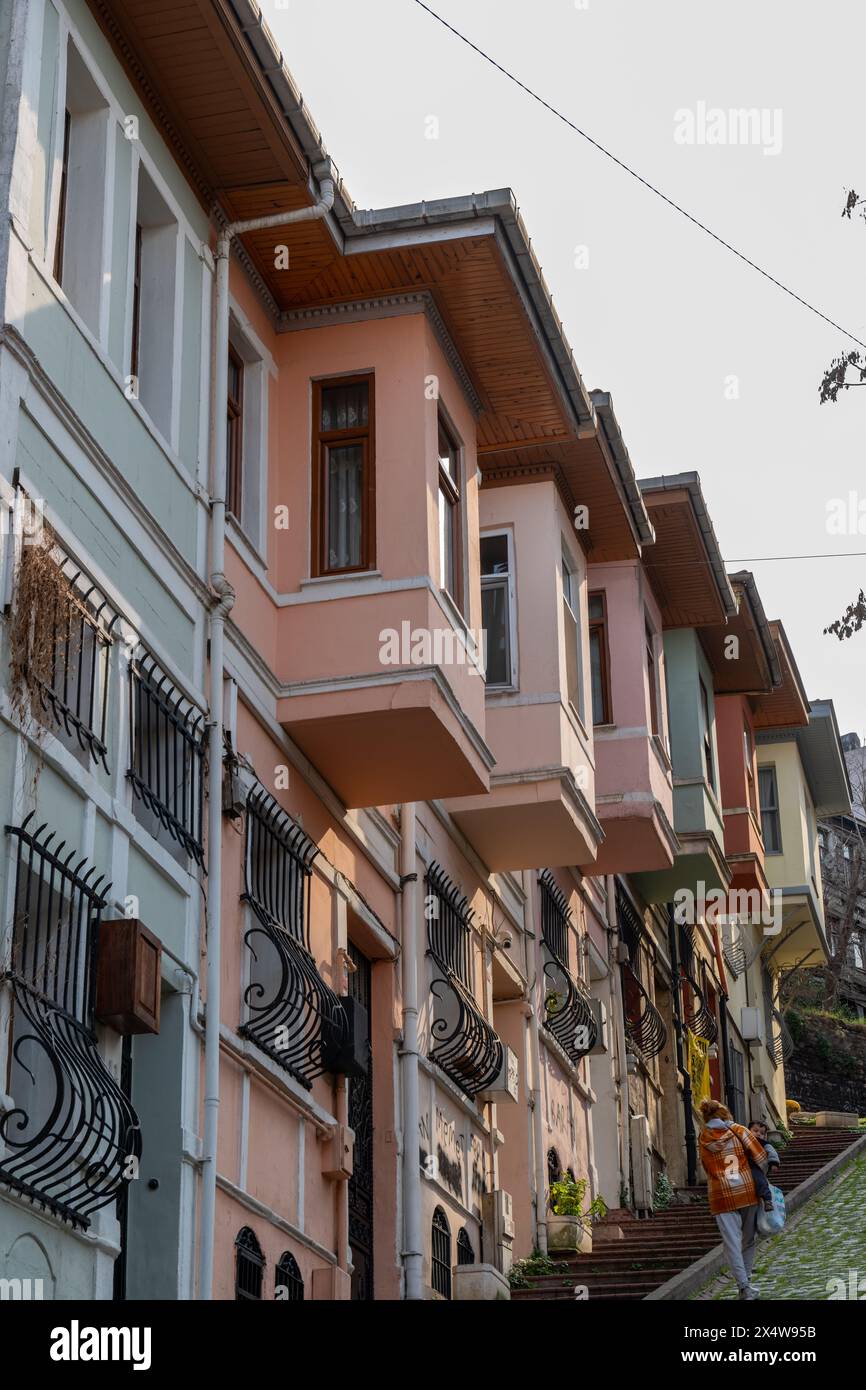 Case storiche nel quartiere Balat di Istanbul, con colori vivaci e architettura tradizionale. Perfetto per turismo e patrimonio culturale Foto Stock