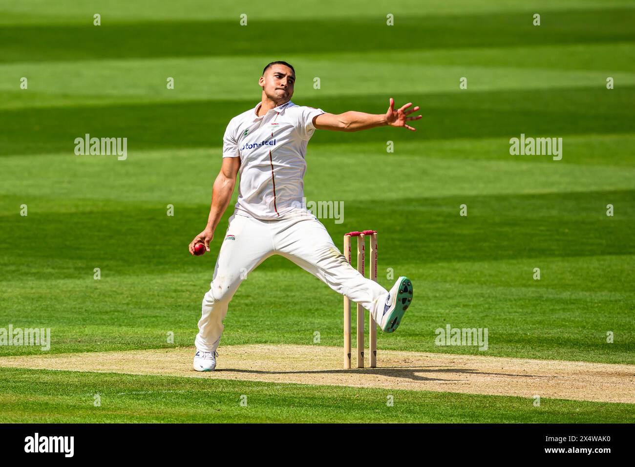 LONDRA, REGNO UNITO. 5 maggio, 24. Ben Mike del Leicestershire in azione durante il giorno 2 del Vitality County Championship Middlesex contro Leicestershire al Lord's Cricket Ground domenica 5 maggio 2024 a LONDRA, INGHILTERRA. Crediti: Taka Wu/Alamy Live News Foto Stock