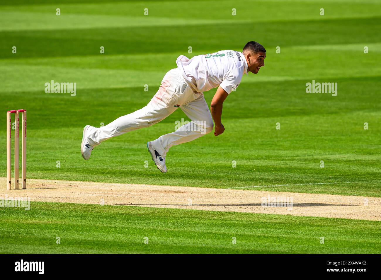 LONDRA, REGNO UNITO. 5 maggio, 24. Ben Mike del Leicestershire in azione durante il giorno 2 del Vitality County Championship Middlesex contro Leicestershire al Lord's Cricket Ground domenica 5 maggio 2024 a LONDRA, INGHILTERRA. Crediti: Taka Wu/Alamy Live News Foto Stock