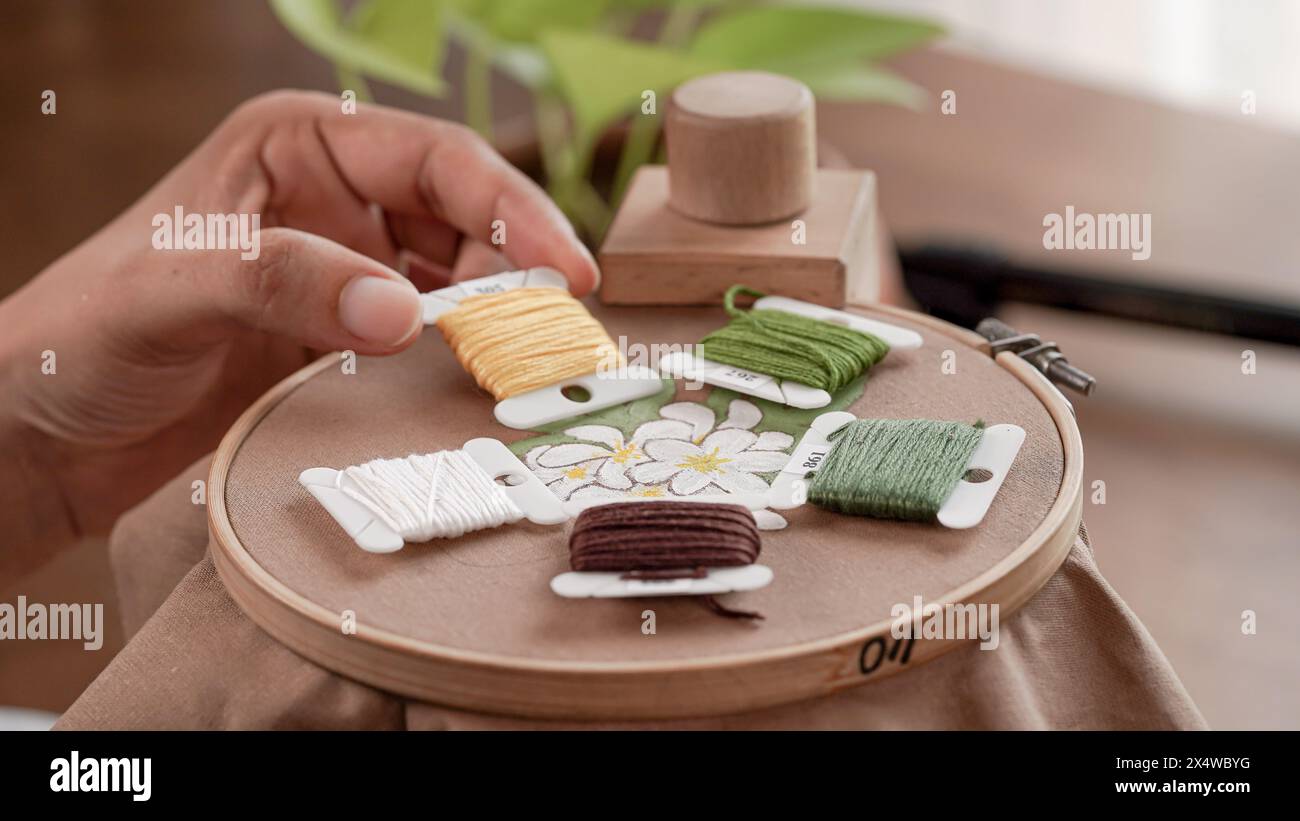 Bellezza della fioritura: Fiore ricamato a mano su tessuto verniciato (progetto artigianale) Foto Stock