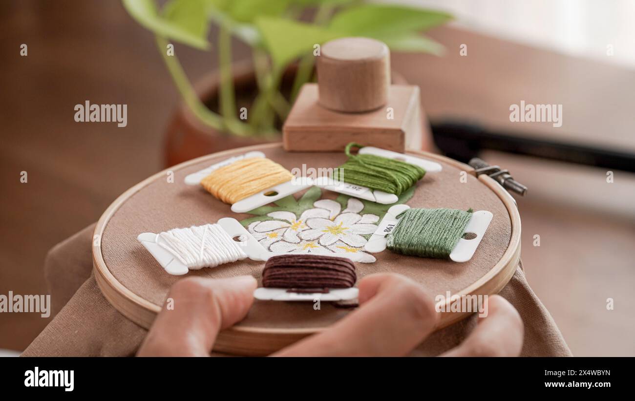 Filettatura e tela: Fiori ricamati a mano fai da te su tessuto verniciato Foto Stock