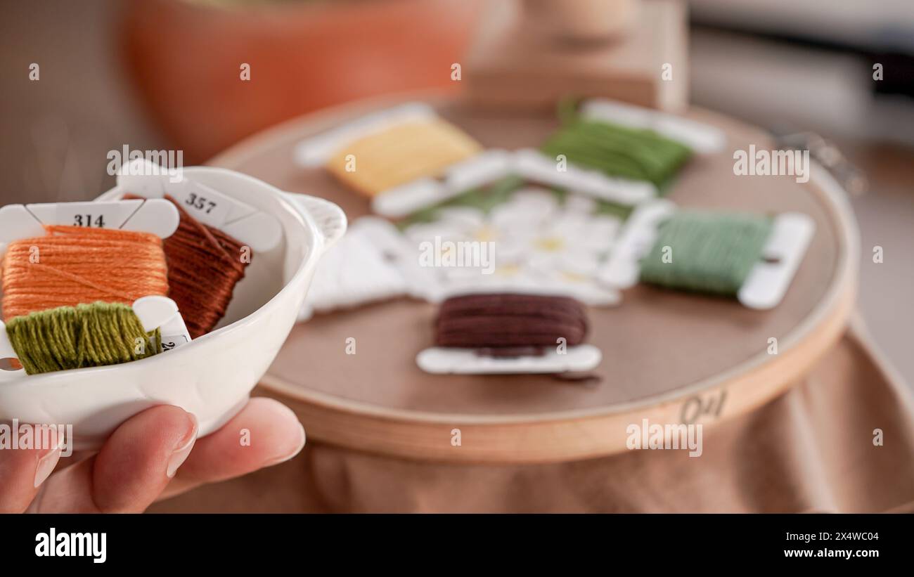 Bellezza della fioritura: Fiore ricamato a mano su tessuto verniciato (progetto artigianale) Foto Stock