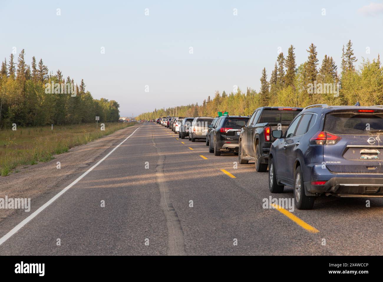 I veicoli sono pronti per il rifornimento sulla Highway 3 fuori Fort Providence, durante l'evacuazione di Yellowknife, territori del Nord-Ovest, Canada. Foto Stock