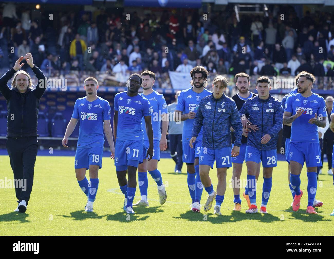 Empoli, Italia. 5 maggio 2024. I giocatori dell'Empoli accolgono i tifosi al termine della partita di serie A tra Empoli e Frosinone allo Stadio Empoli di Empoli (FI), centro Italia - sabato 05 maggio 2024. Sport - calcio (foto di Marco Bucco/la Presse) credito: LaPresse/Alamy Live News Foto Stock