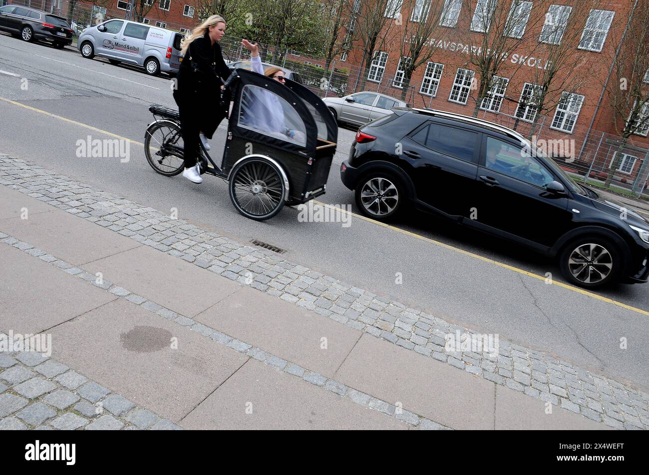 Copenaghen/Danimarca/05 MAGGIO 2024 2024/ Peopson utilizza la bicicletta da carico nella capitale danih. (Foto. Francis Joseph Dean/Dean Pictures) (non per uso commerciale) Foto Stock