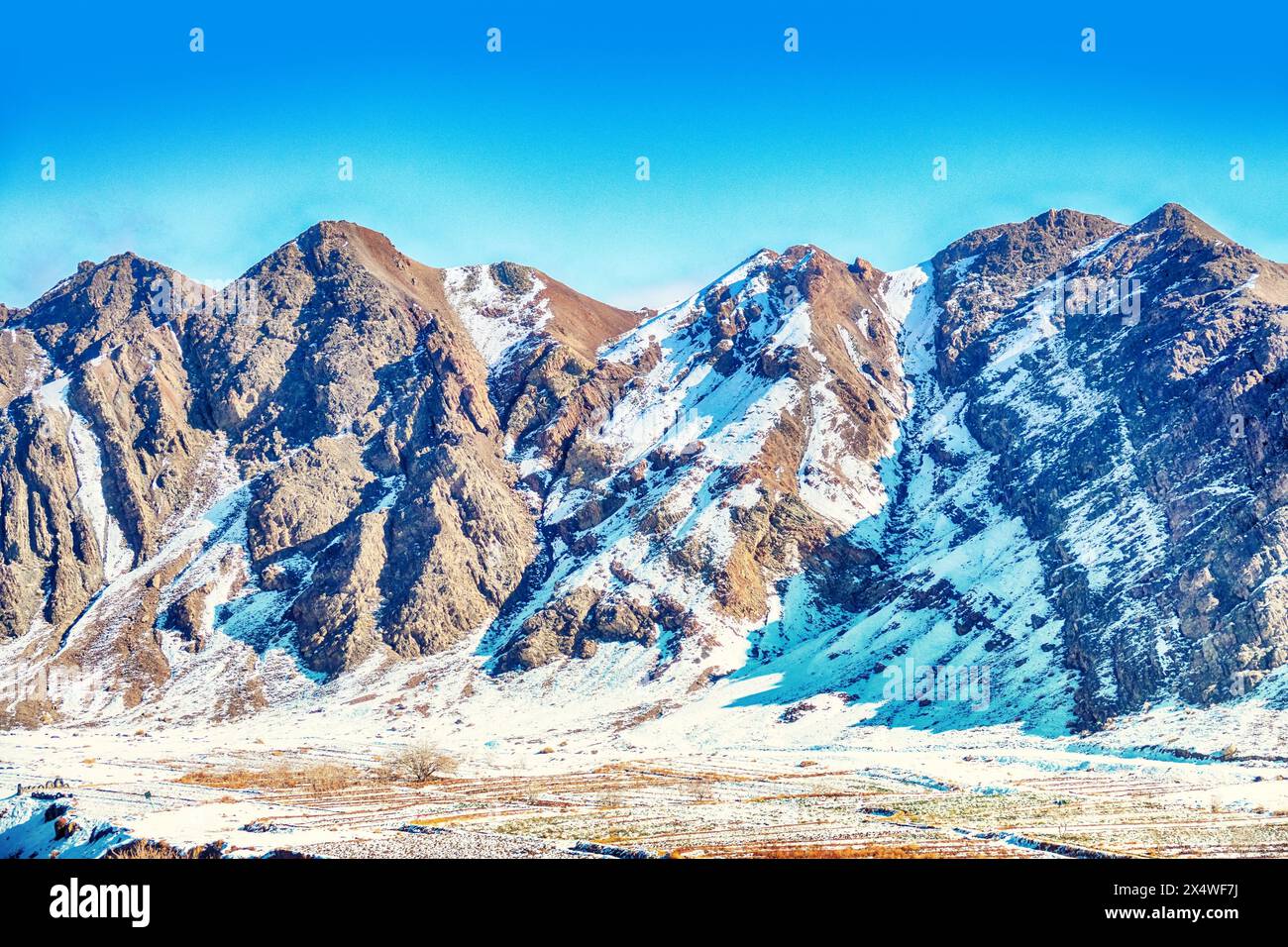 Gli speroni meridionali dei monti Zagros (Pathak) durante il periodo invernale della neve, gli strati calcarei. Vecchie montagne innevate con tracce di erosione dell'acqua ( Foto Stock