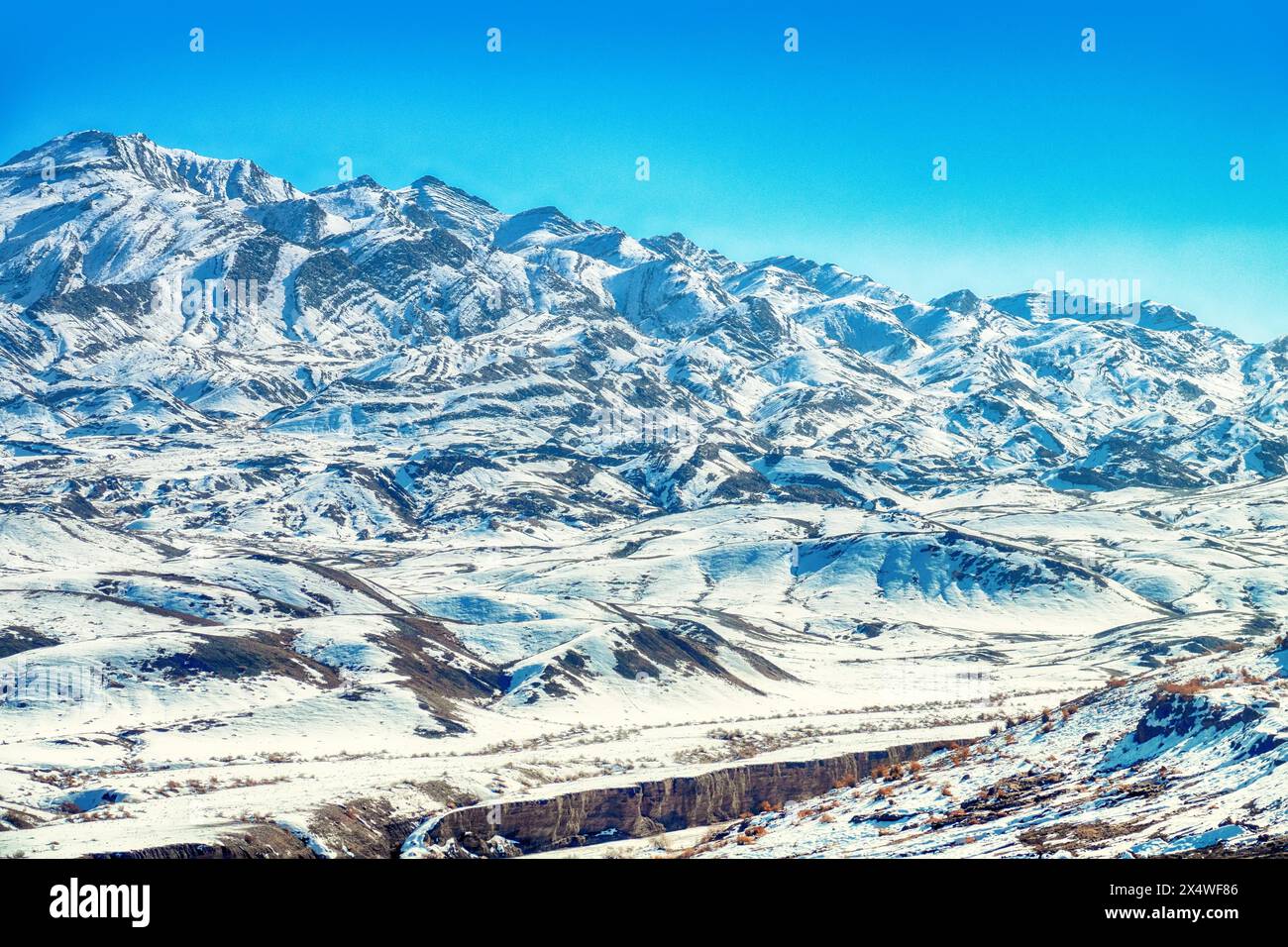 Gli speroni meridionali dei monti Zagros (Pathak) durante il periodo invernale della neve, gli strati calcarei. Vecchie montagne innevate con tracce di erosione dell'acqua ( Foto Stock