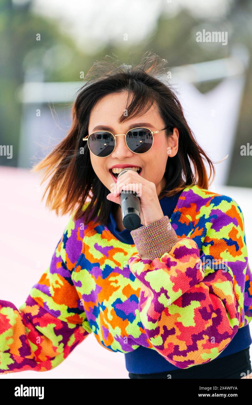 La cantante taiwanese, scrittrice di canzoni e chitarrista Pia in concerto su un palcoscenico all'aperto al popolare Ueno Park di Tokyo, durante il suo tour del 2024 in Giappone. Foto Stock