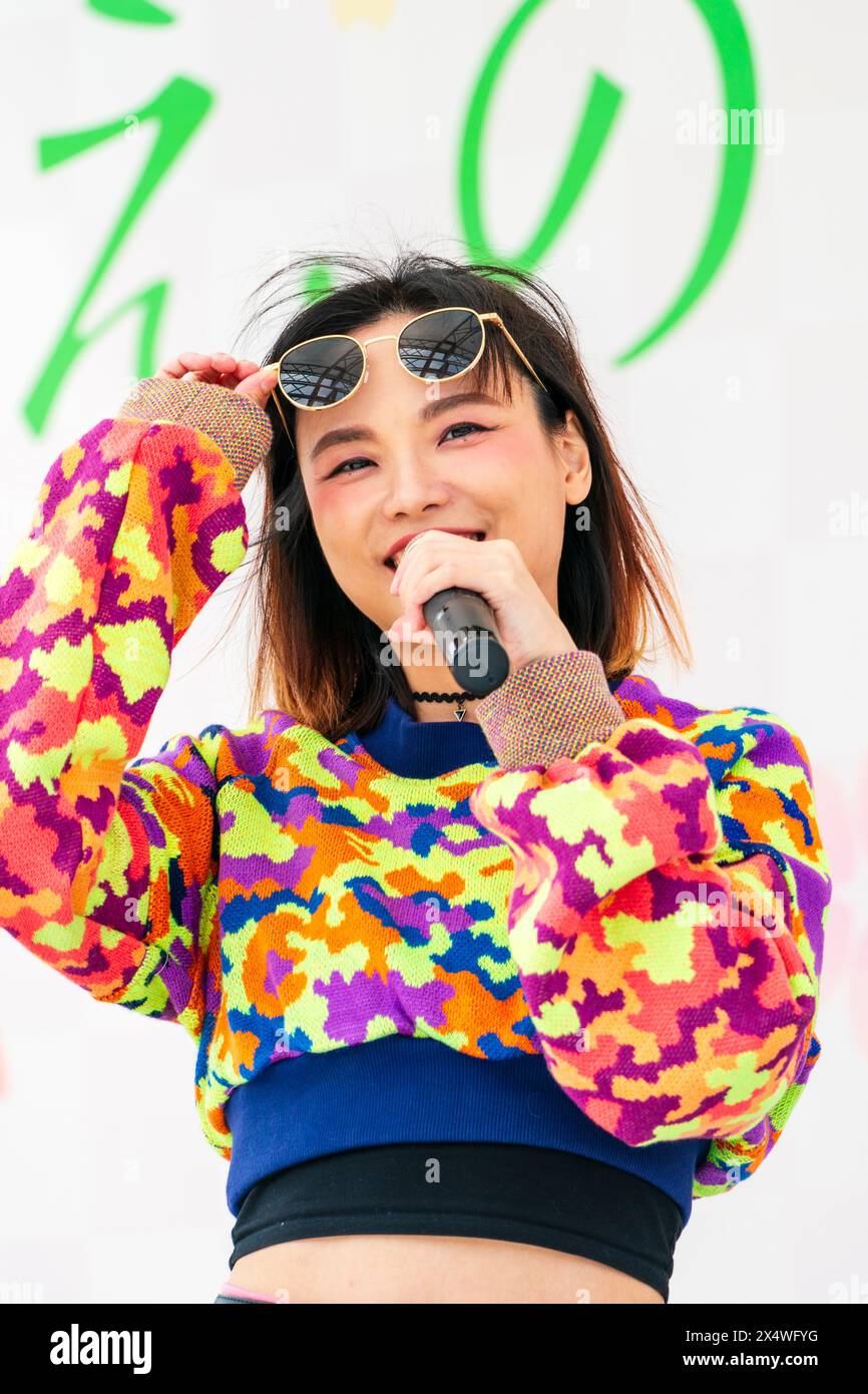 La cantante taiwanese, scrittrice di canzoni e chitarrista Pia in concerto su un palcoscenico all'aperto al popolare Ueno Park di Tokyo, durante il suo tour del 2024 in Giappone. Foto Stock