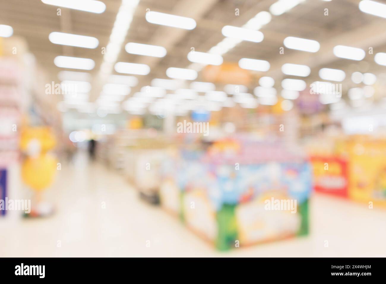 Astratto blur supermercato sconto negozio prodotti scaffali interni sfocato sfondo Foto Stock