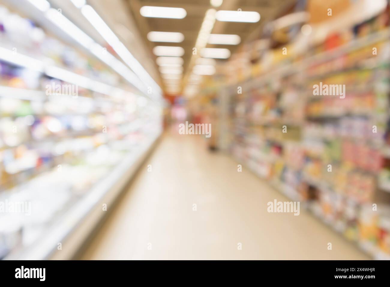Astratto sfocatura supermercato negozio di alimentari scaffali frigorifero con bottiglie di latte fresco e prodotti lattiero-caseari Foto Stock