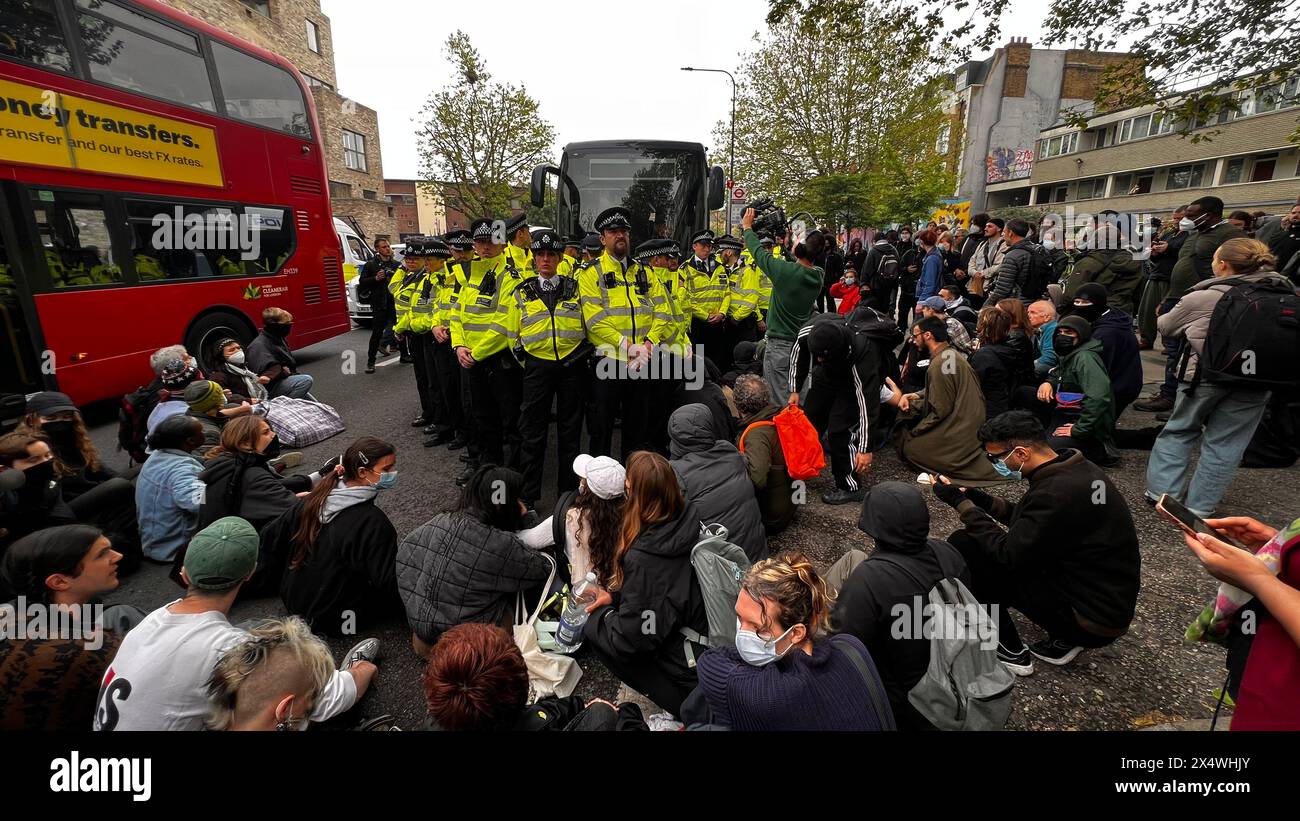 I manifestanti a Peckham si scontrano con la polizia durante un raid di deportazione dell'immigrazione Foto Stock