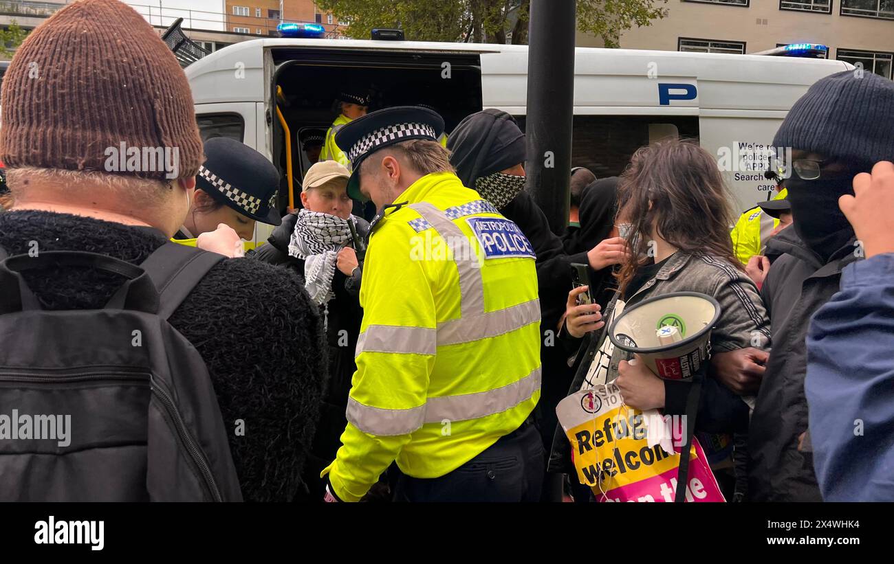 I manifestanti a Peckham si scontrano con la polizia durante un raid di deportazione dell'immigrazione Foto Stock