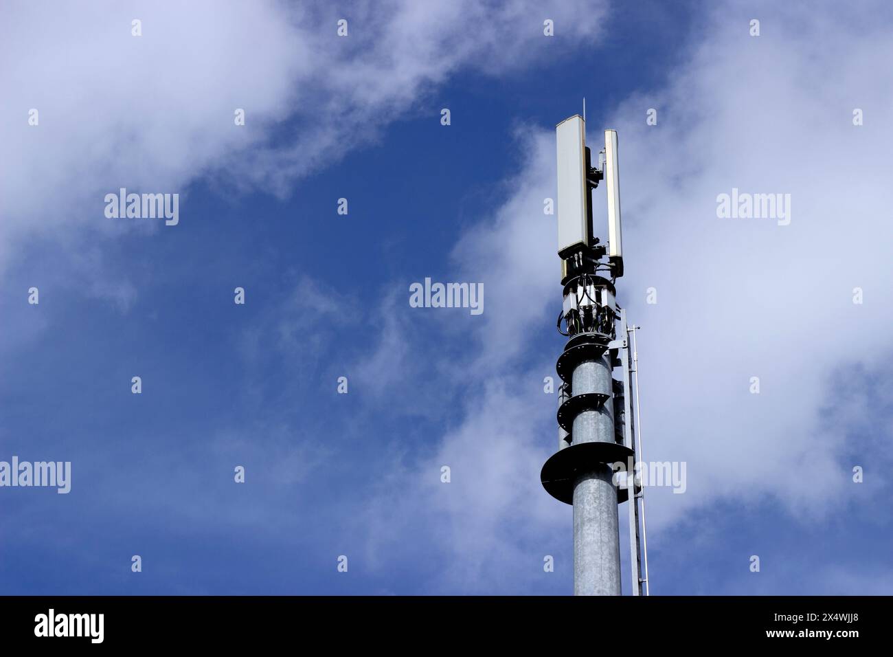 Albero di comunicazione stradale con impianti di telecomunicazioni su sfondo blu, Cwmbran, Galles, Regno Unito Foto Stock