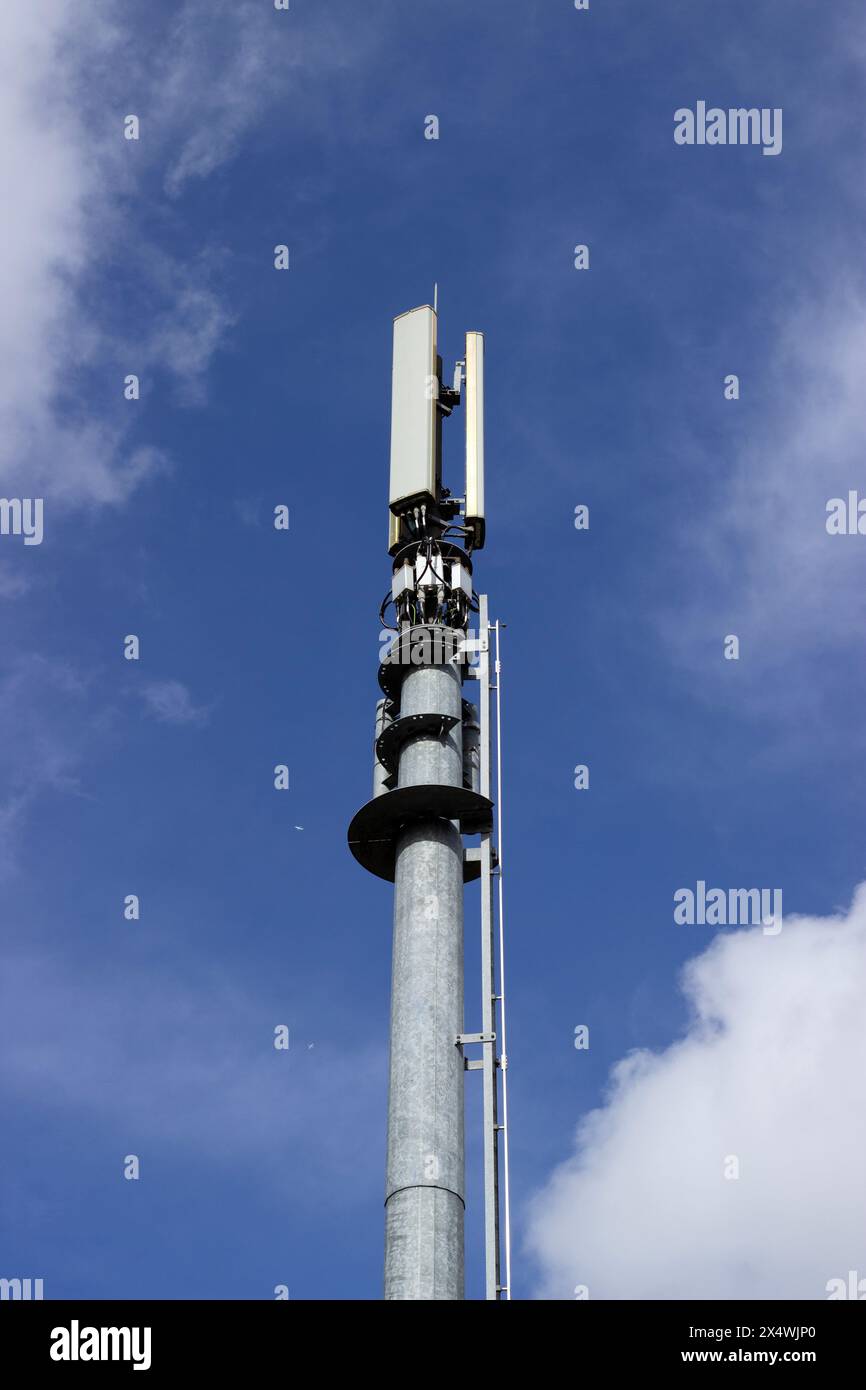 Albero di comunicazione stradale con impianti di telecomunicazioni su sfondo blu, Cwmbran, Galles, Regno Unito Foto Stock