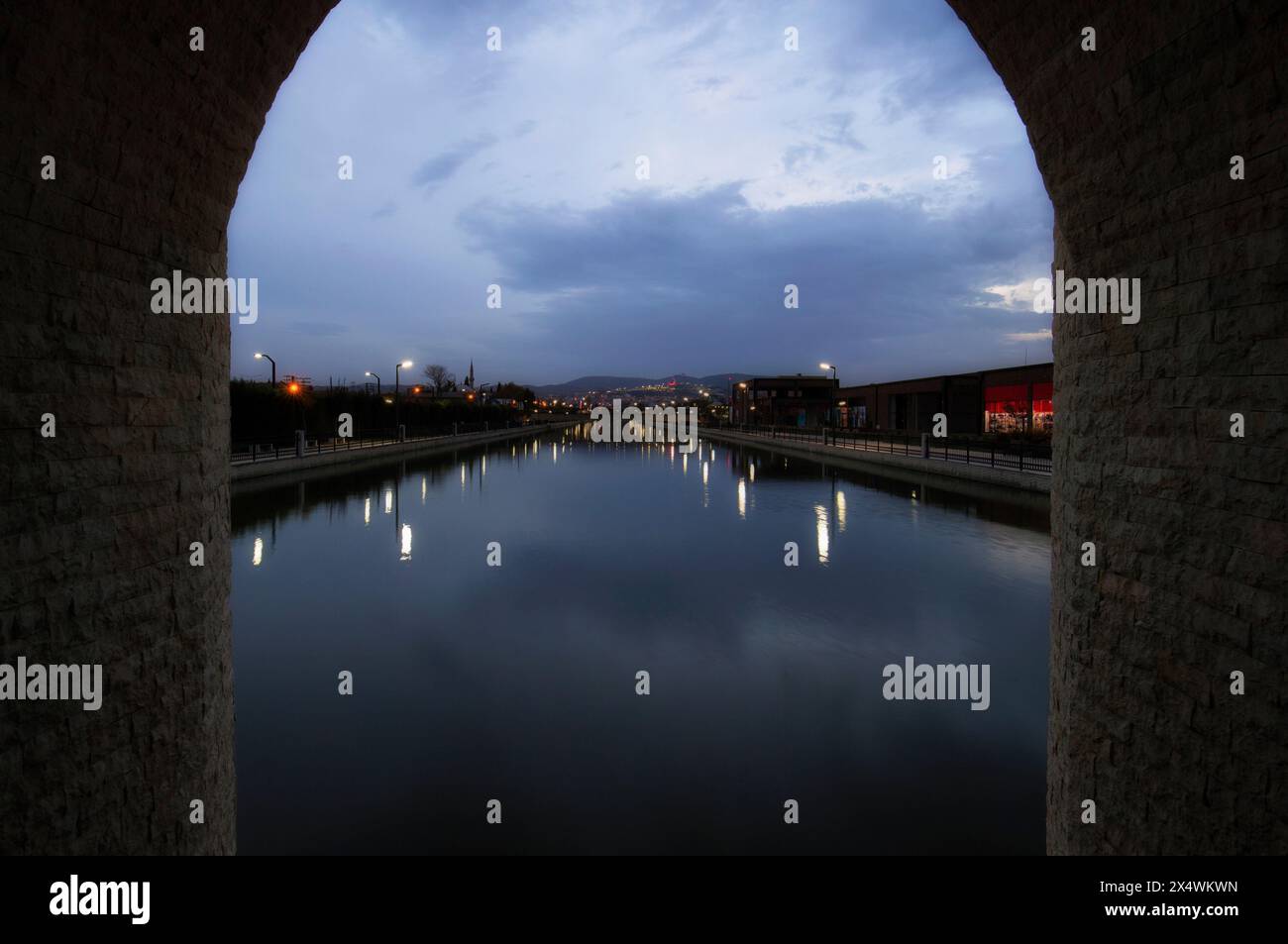 Uno sguardo al canale d'acqua dal fondo del ponte Foto Stock
