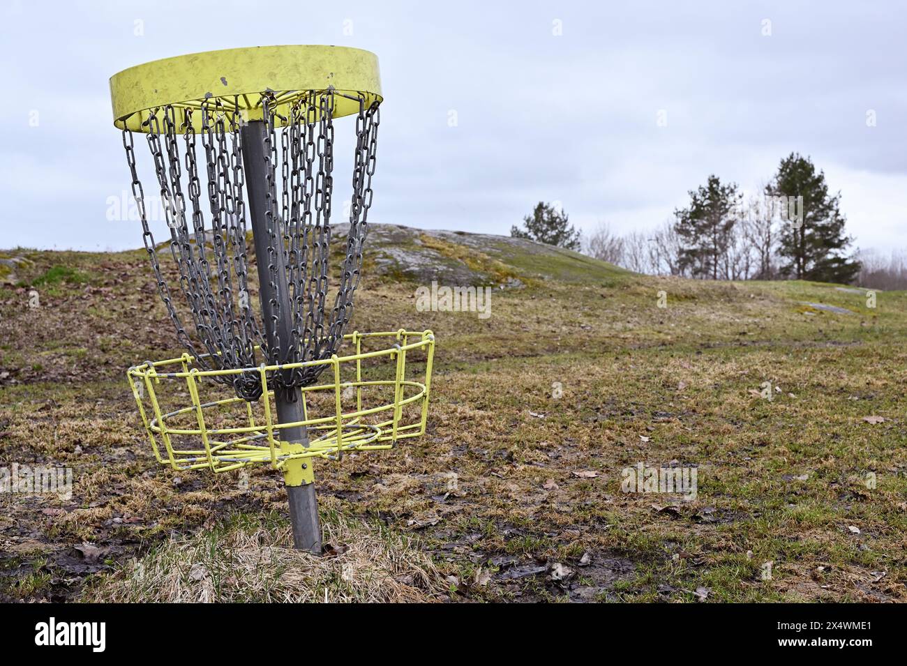 cestino di frisbee da golf nel paesaggio finlandese all'inizio della primavera Foto Stock