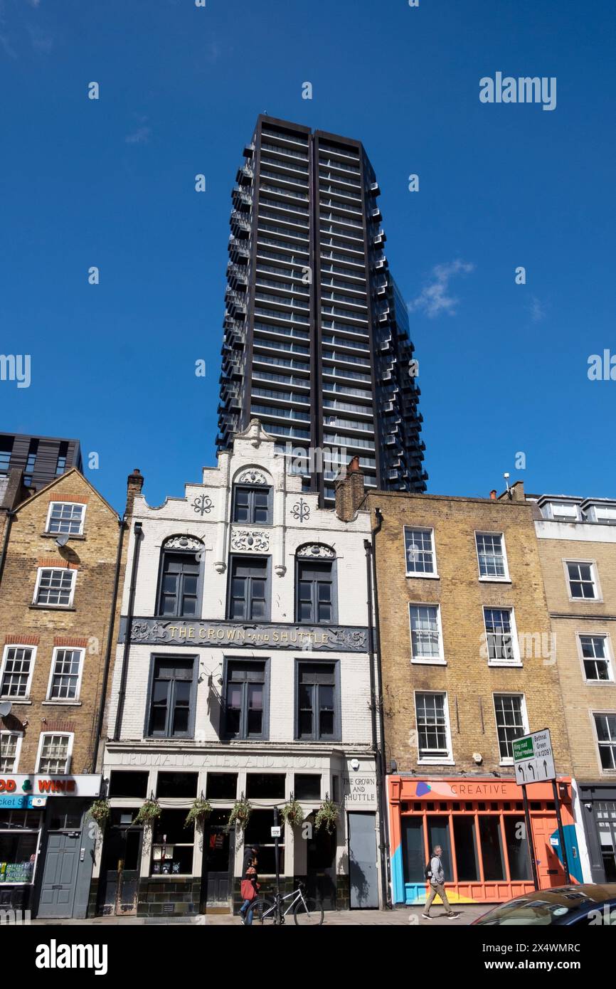 Nuovi appartamenti residenziali, la Torre principale, alto grattacielo sopra vecchi edifici a schiera e pub in Norton Folgate nell'East London UK Foto Stock