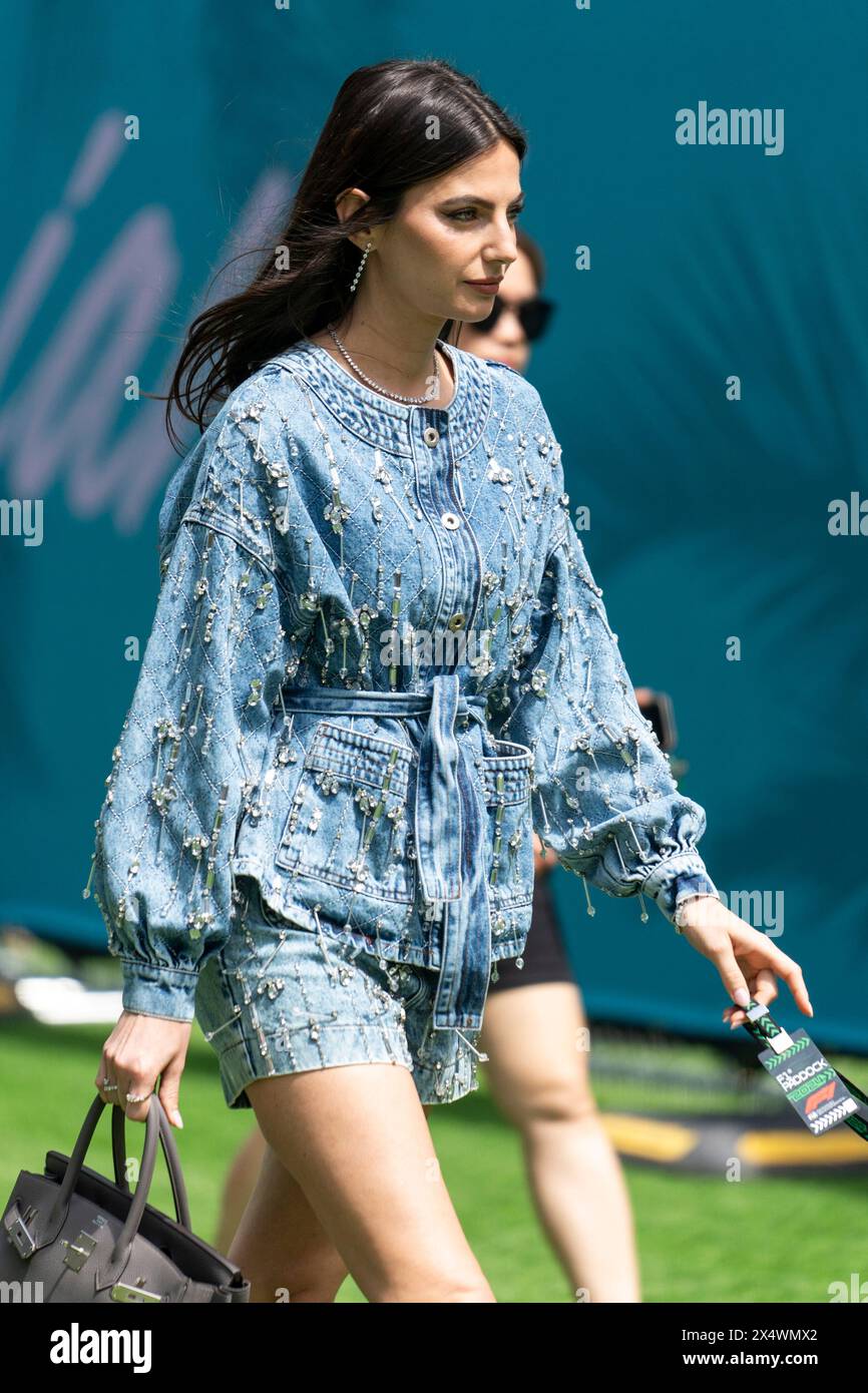 Miami Gardens, Stati Uniti. 5 maggio 2024. La modella Kelly Piquet e la fidanzata del pilota olandese di Formula 1 Max Verstappen della Red Bull Racing arriva nel paddock durante il Gran Premio di Formula uno di Miami all'autodromo Internazionale di Miami a Miami Gardens, Florida domenica 5 maggio 2024 foto di Greg Nash/UPI Credit: UPI/Alamy Live News Foto Stock