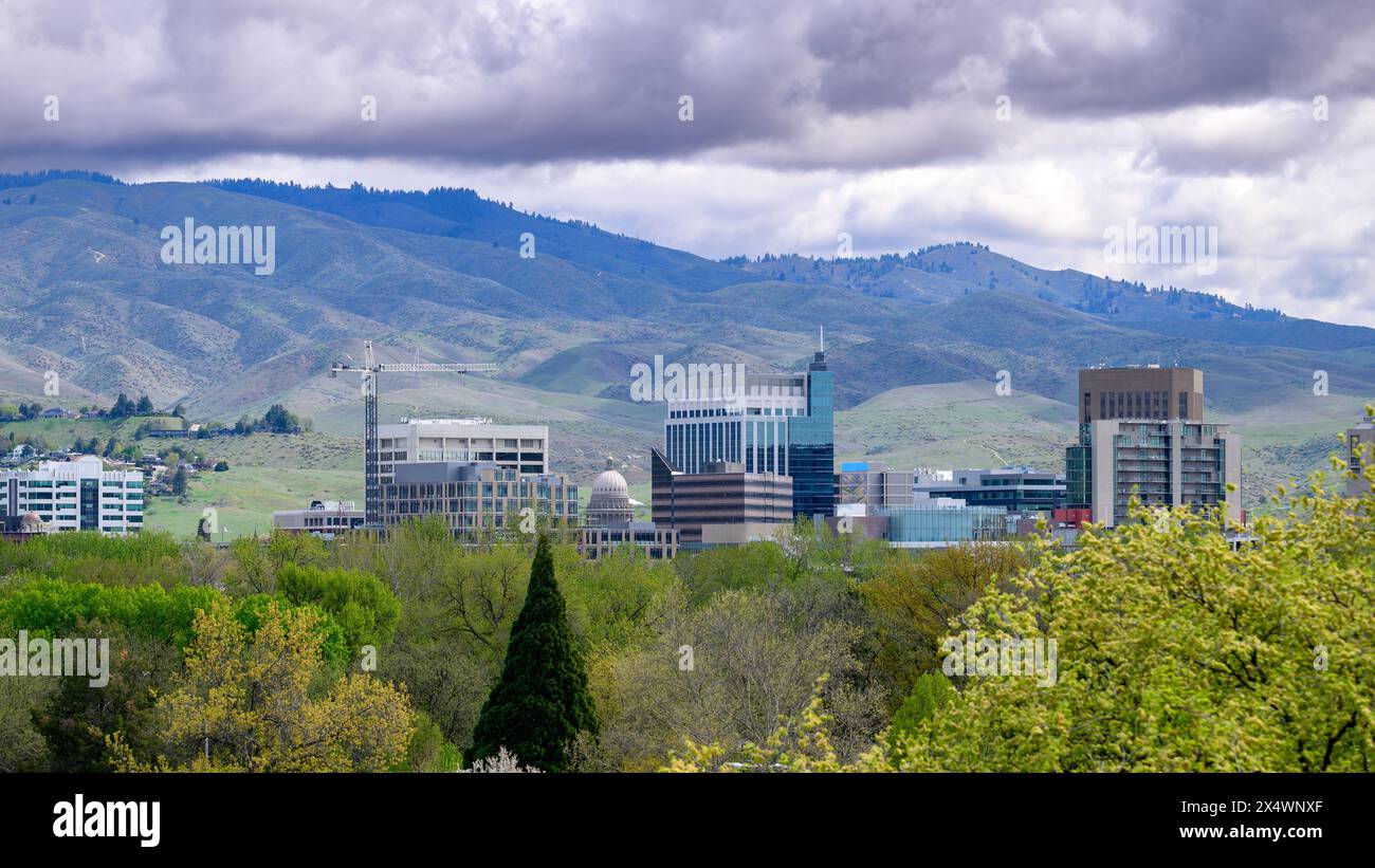 Lo skyline di Boise in primavera con lo sfondo delle montagne Foto Stock