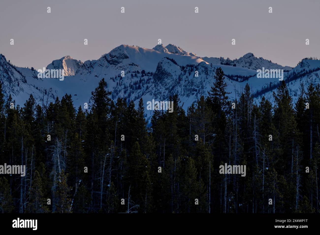 Catena montuosa invernale dell'Idaho con tramonti in cima Foto Stock