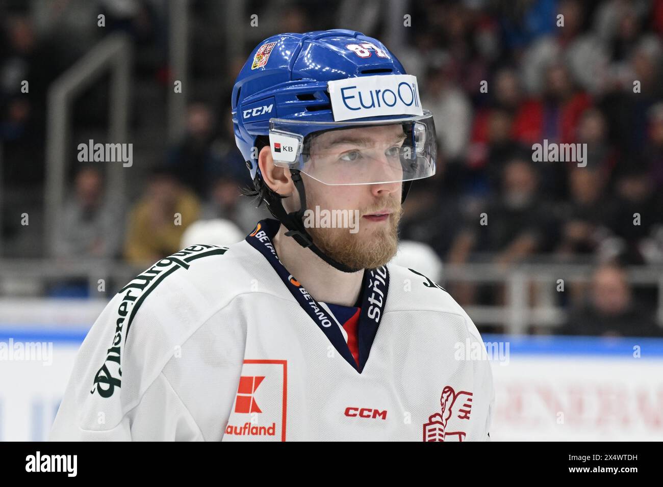 Michal Kovarcik (CZE) si schiera prima della partita, i Czech Ice Hockey Games, torneo finale dell'Euro Hockey Tour Match Finlandia vs Cechia a Brno, Cze Foto Stock