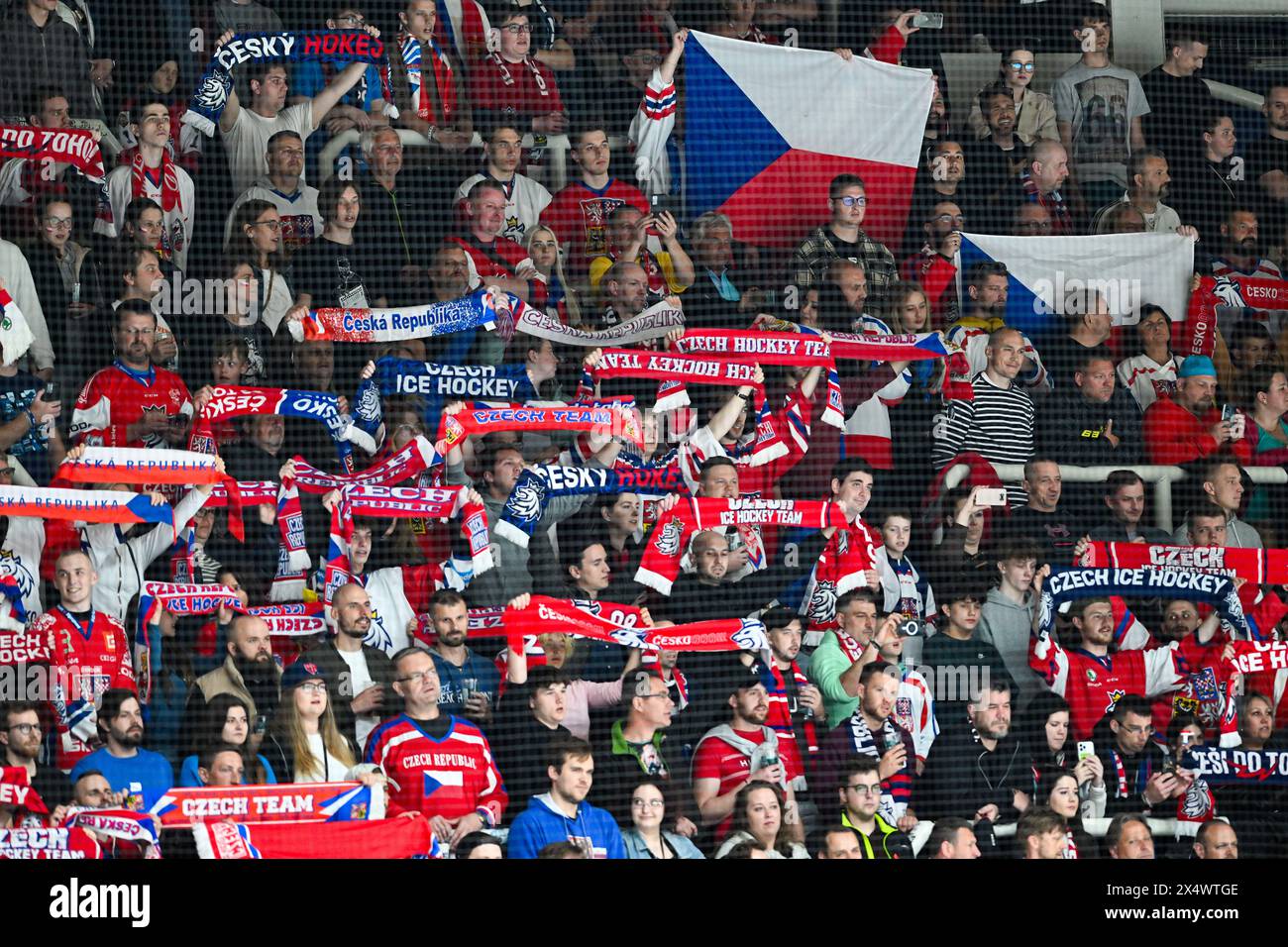 Tifosi cechi, i Giochi cechi di hockey su ghiaccio, torneo finale dell'Euro Hockey Tour Match Finlandia vs Cechia a Brno, Repubblica Ceca, 2 maggio 2024. (Foto CTK Foto Stock