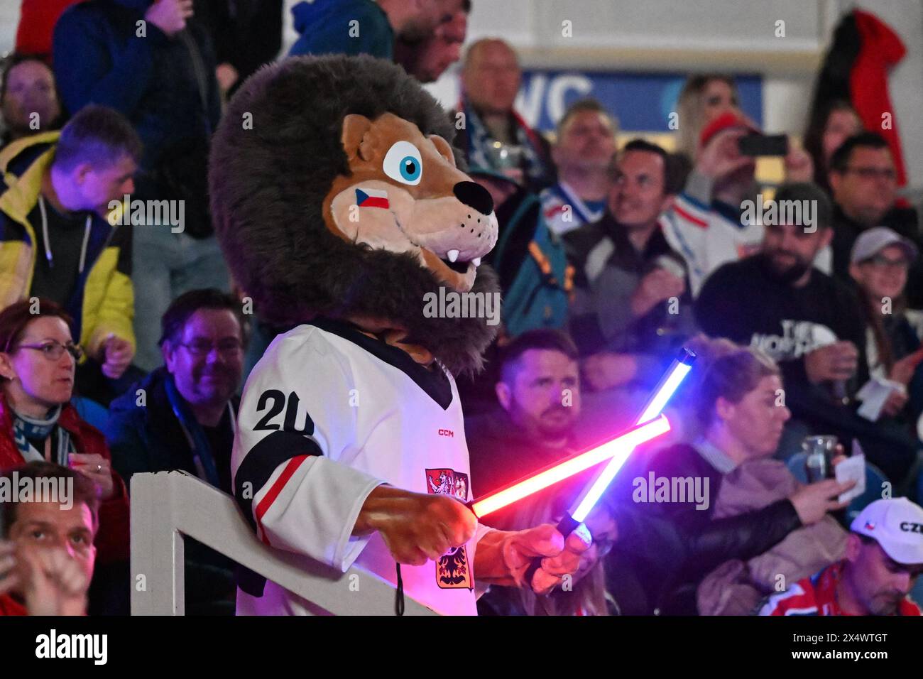 Mascotte Tuk (Knock), The Czech Ice Hockey Games, torneo finale di Euro Hockey Tour Match Finlandia vs Cechia a Brno, Repubblica Ceca, 2 maggio 2024. (C Foto Stock