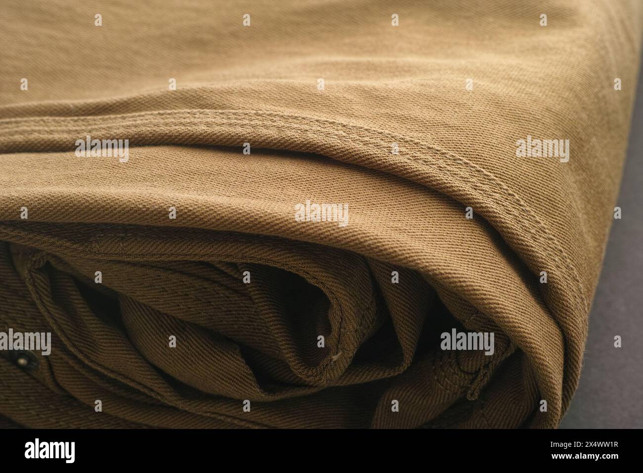 Primo piano di jeans beige denim. Foto Stock