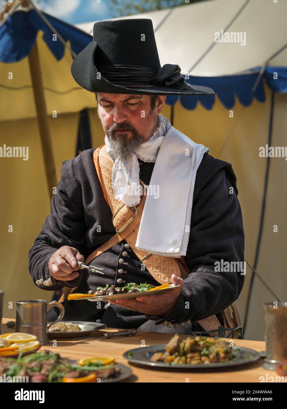 Malmesbury, Wiltshire, Inghilterra - sabato 4 maggio 2024. Il "Colonnello Devereuxs Regiment" viene nella cittadina collinare di Malmesbury per rimettere in atto l'impor Foto Stock